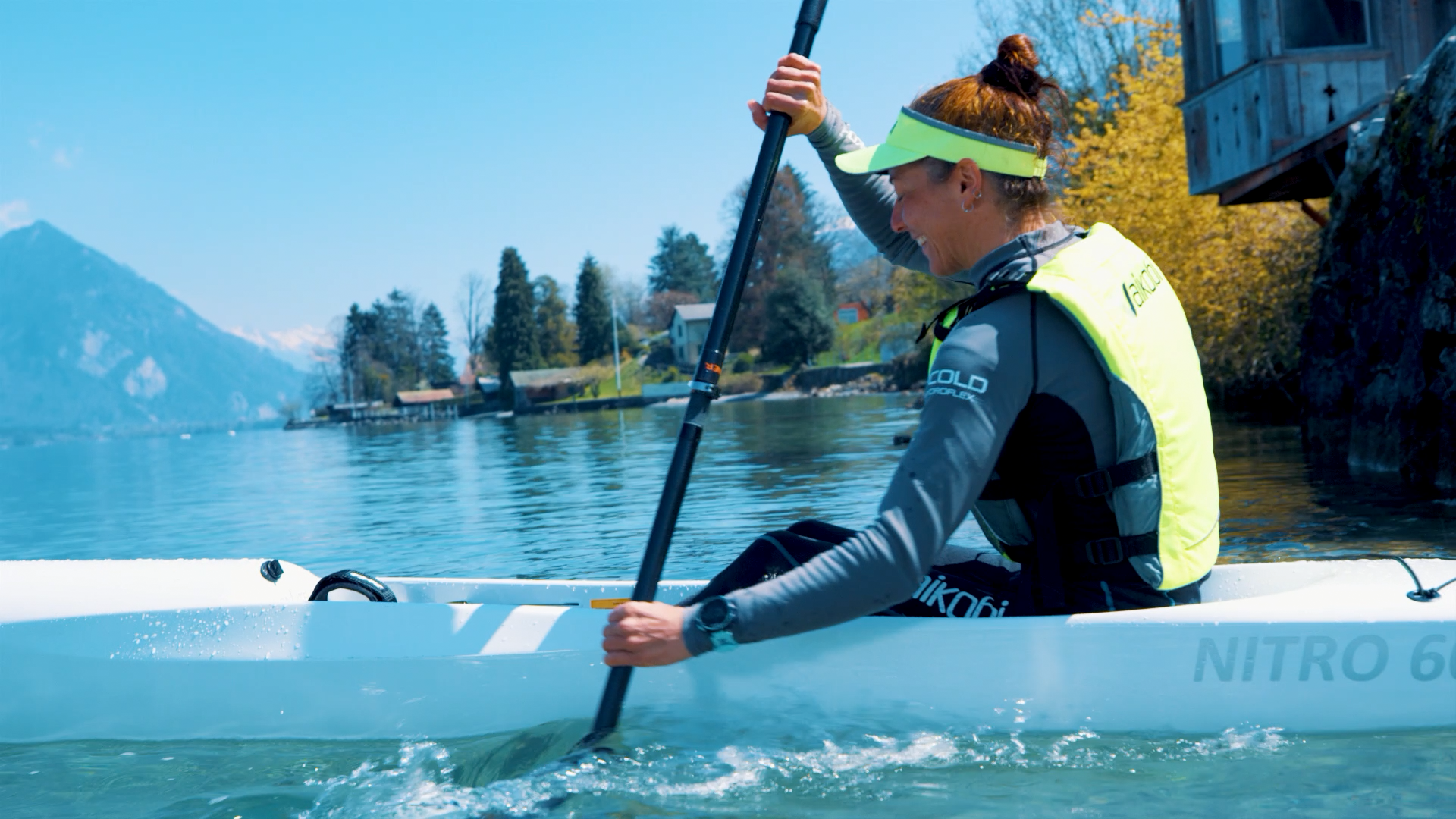 Půjčovna kajaku na Bodamském jezeře u Surfskipoint, kajakářka v sportovním oblečení