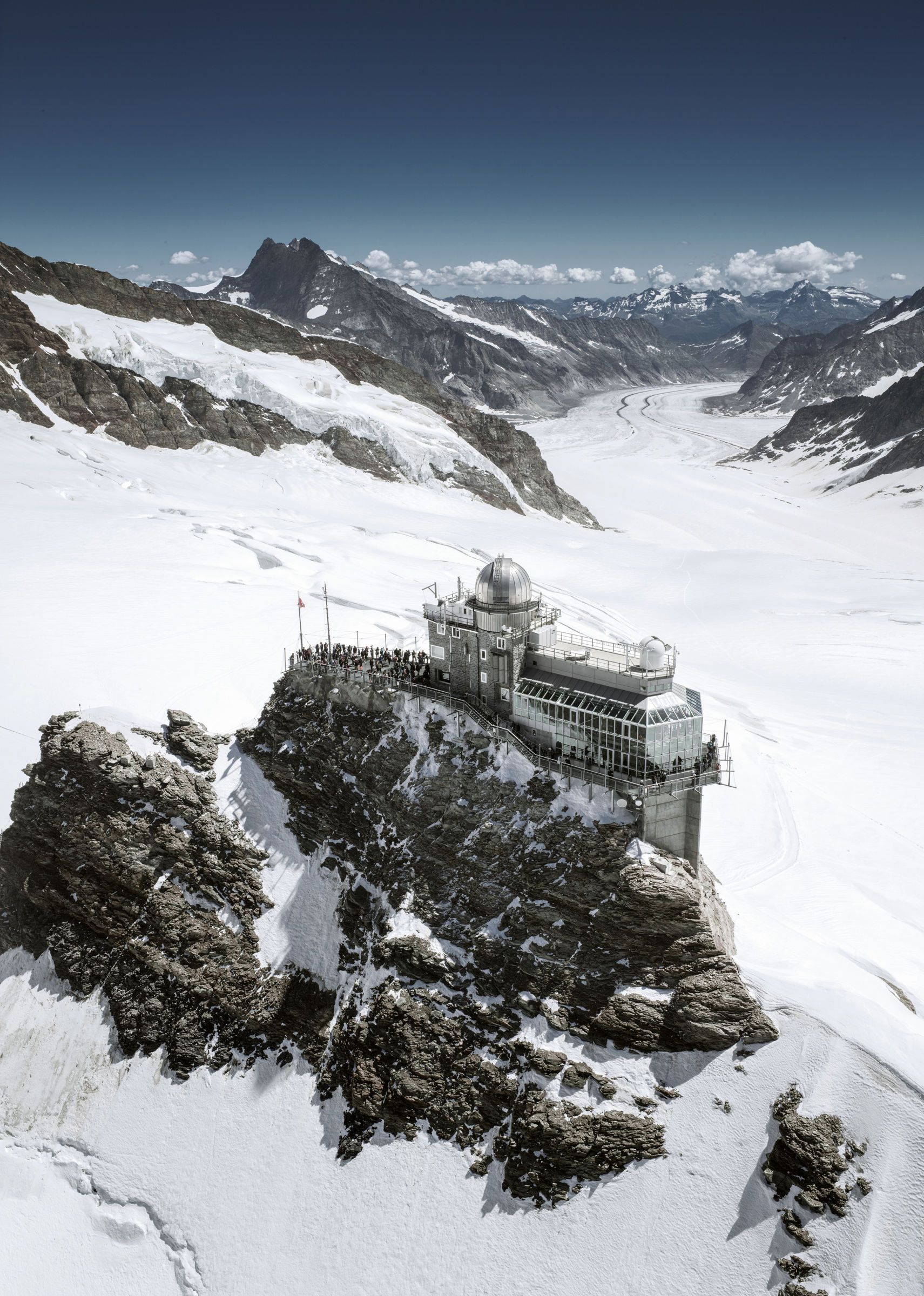 Jungfraujoch: vista mozzafiato sui ghiacciai e sulle montagne delle Alpi con cime montuose chiare