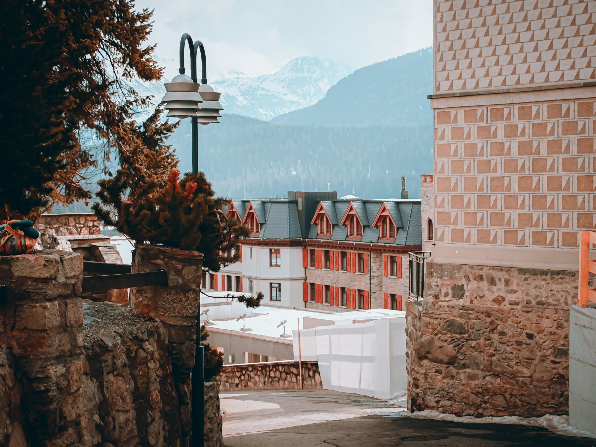 St. Moritz: Blick auf die malerische Altstadt mit den atemberaubenden Bergen im Hintergrund.