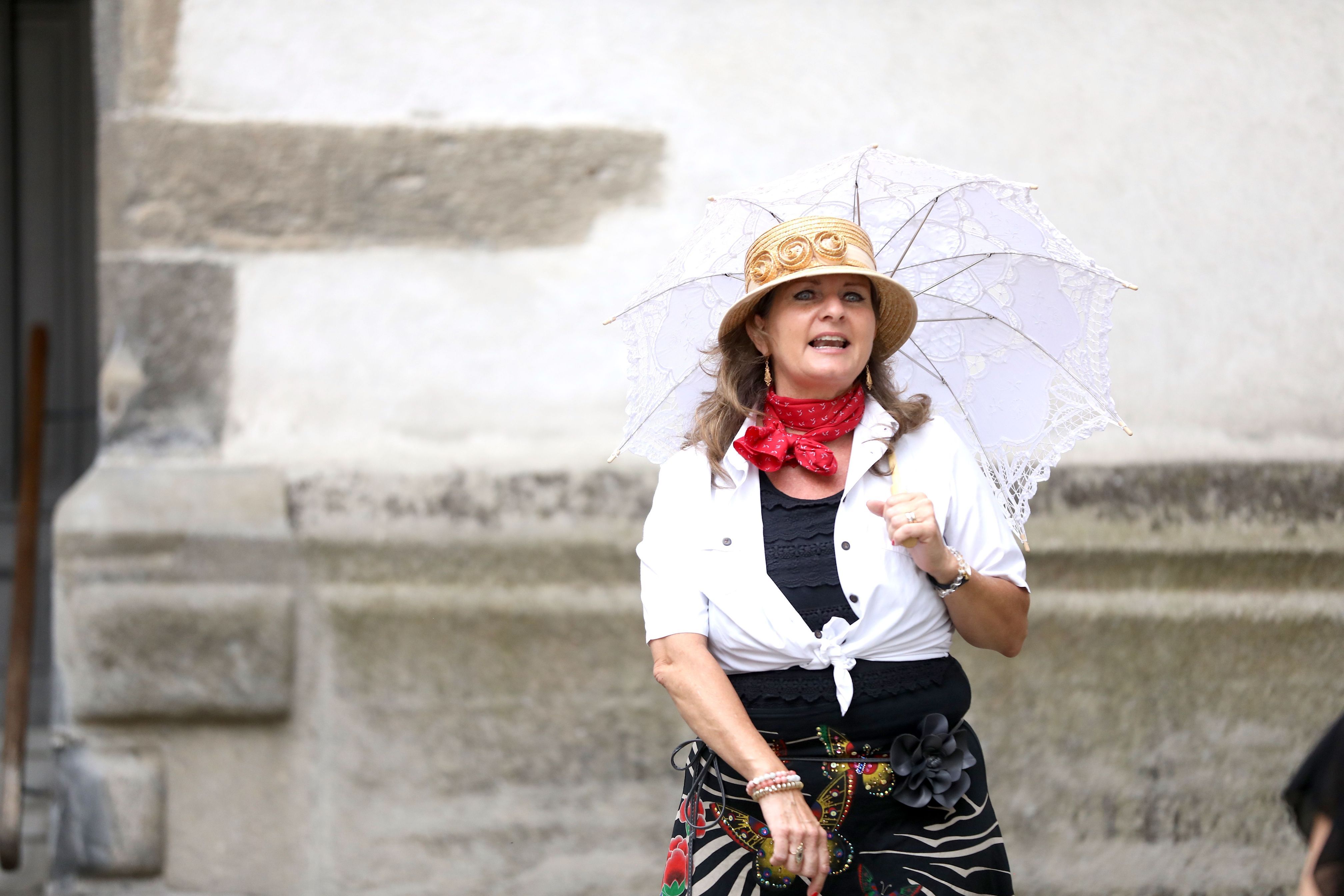 楚尔的戏剧生活与城市导览以及穿着戏服的演员