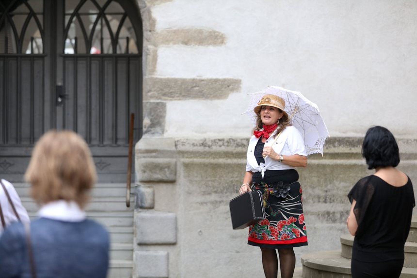 在库尔的城市导览，体验剧院生活，配上服装和伞。