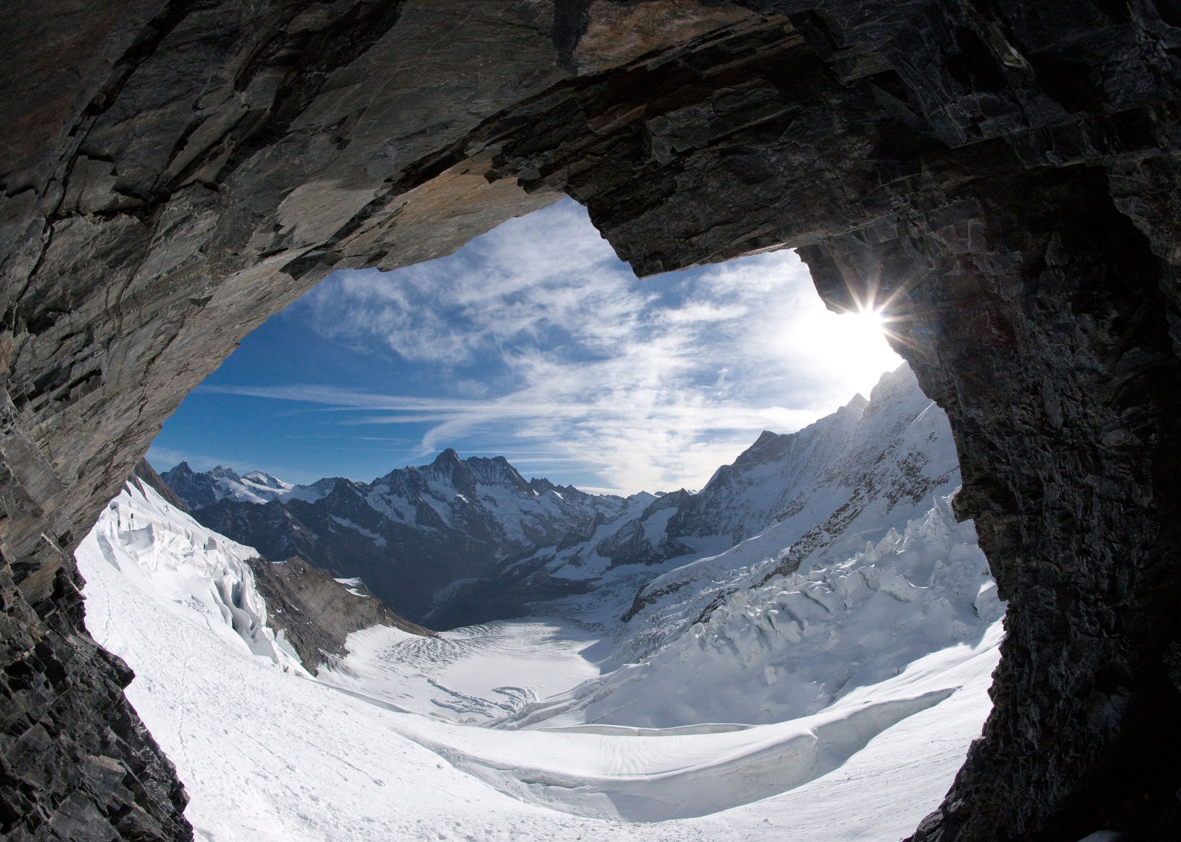 Vue depuis la fenêtre de la mer de glace sur la Jungfrau, le glacier et les montagnes