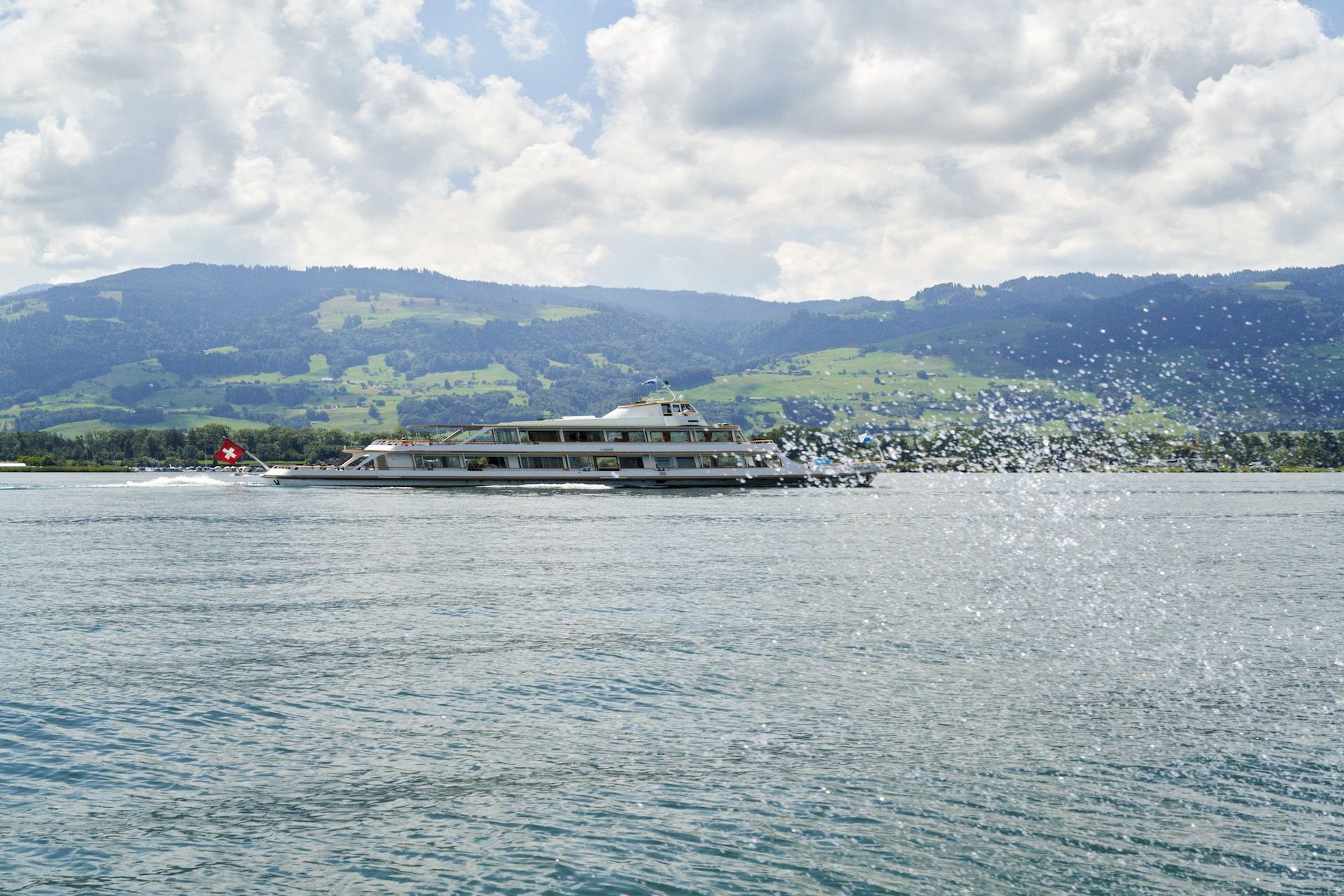 Lake Zurich: Experience the boat ride against the picturesque backdrop of green mountains in Zurich.