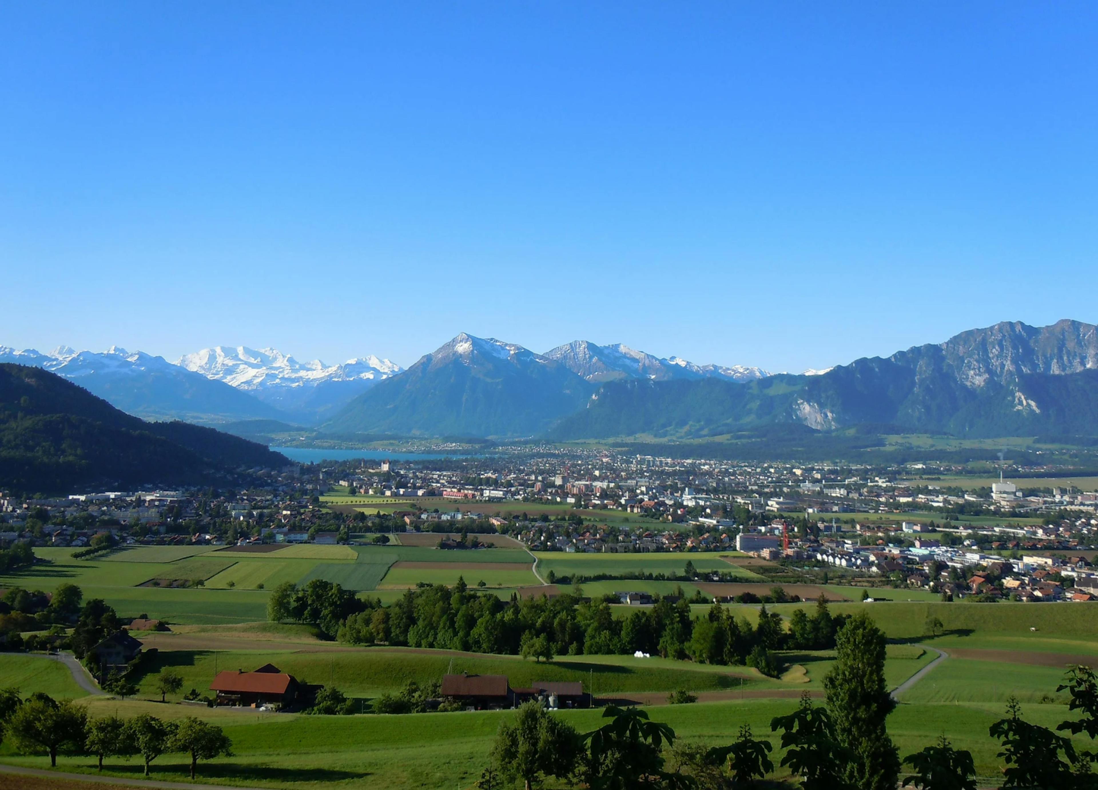 Steffisburg mit Alpenlandschaft und klarer Sicht