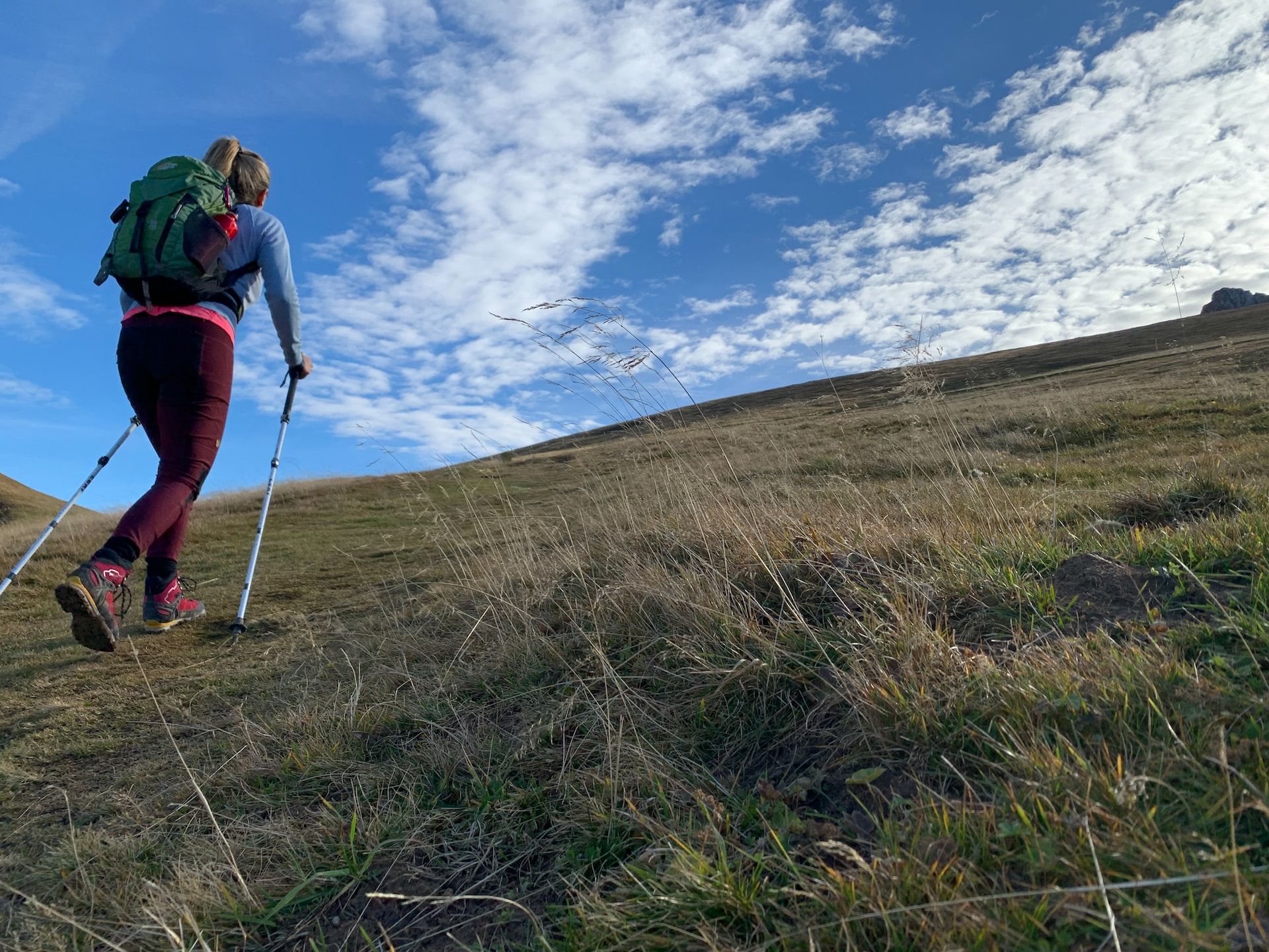 التنزه في بحيرة شوارز مع مناظر طبيعية مذهلة وإطلالة واضحة على الجبال.