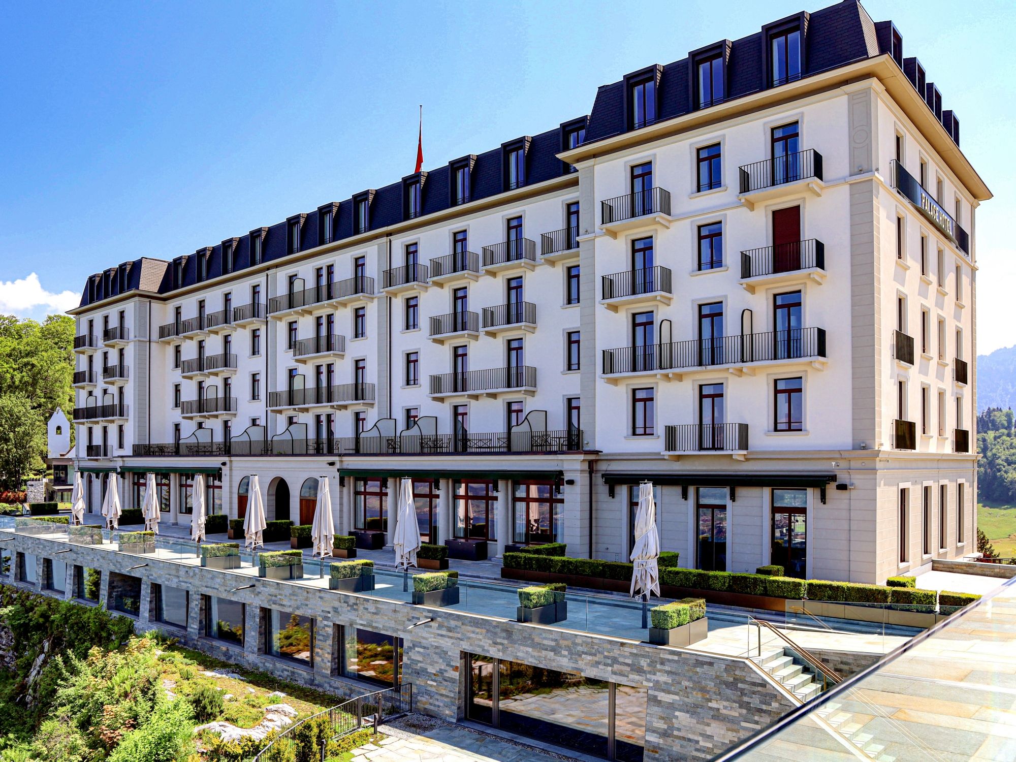 Hotel Bürgenstock con vista montagna, area esterna e sentieri per escursioni.