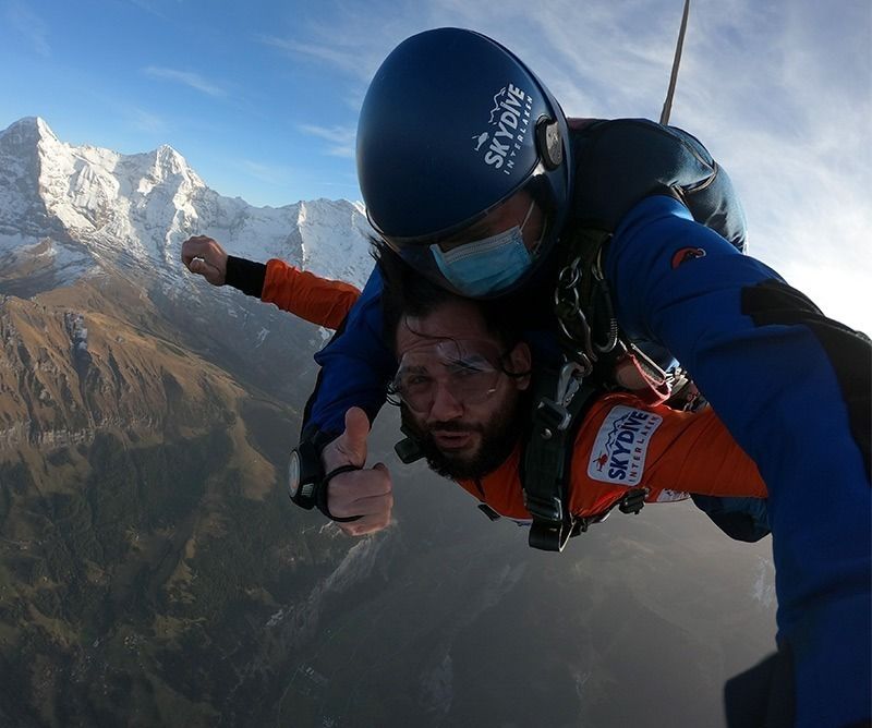 在劳特布龙嫩山谷进行双人跳伞，俯瞰山脉，难忘的跳伞体验。
