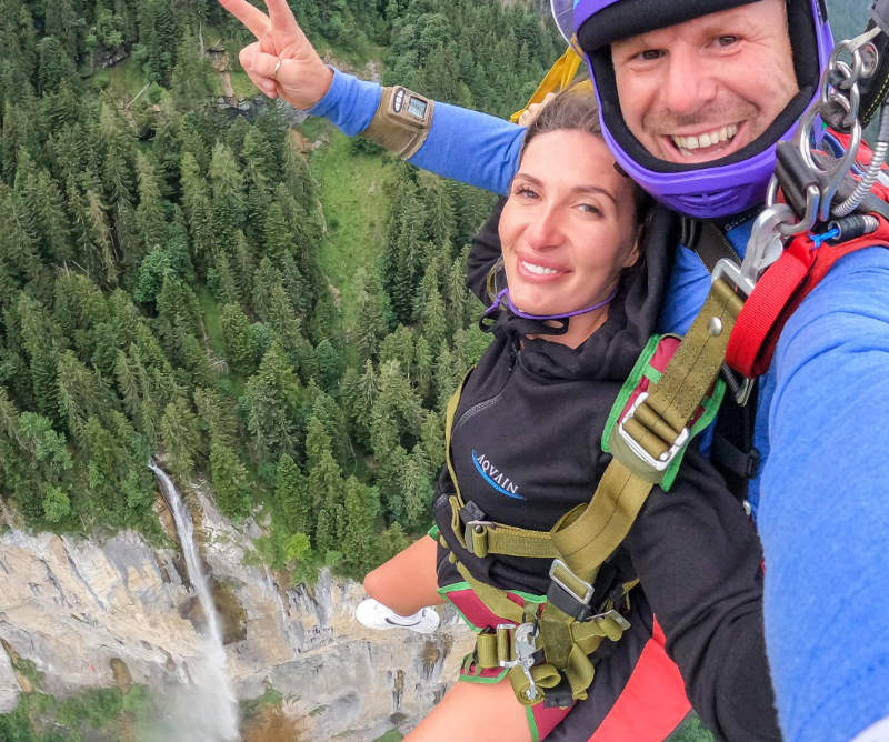 进行双人跳伞：感受在劳特布龙嫩谷上空飞翔的乐趣，俯瞰瀑布和山脉。
