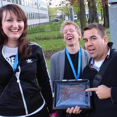 Escape Game Mission Impossible: I partecipanti ridono e si divertono all'aperto.