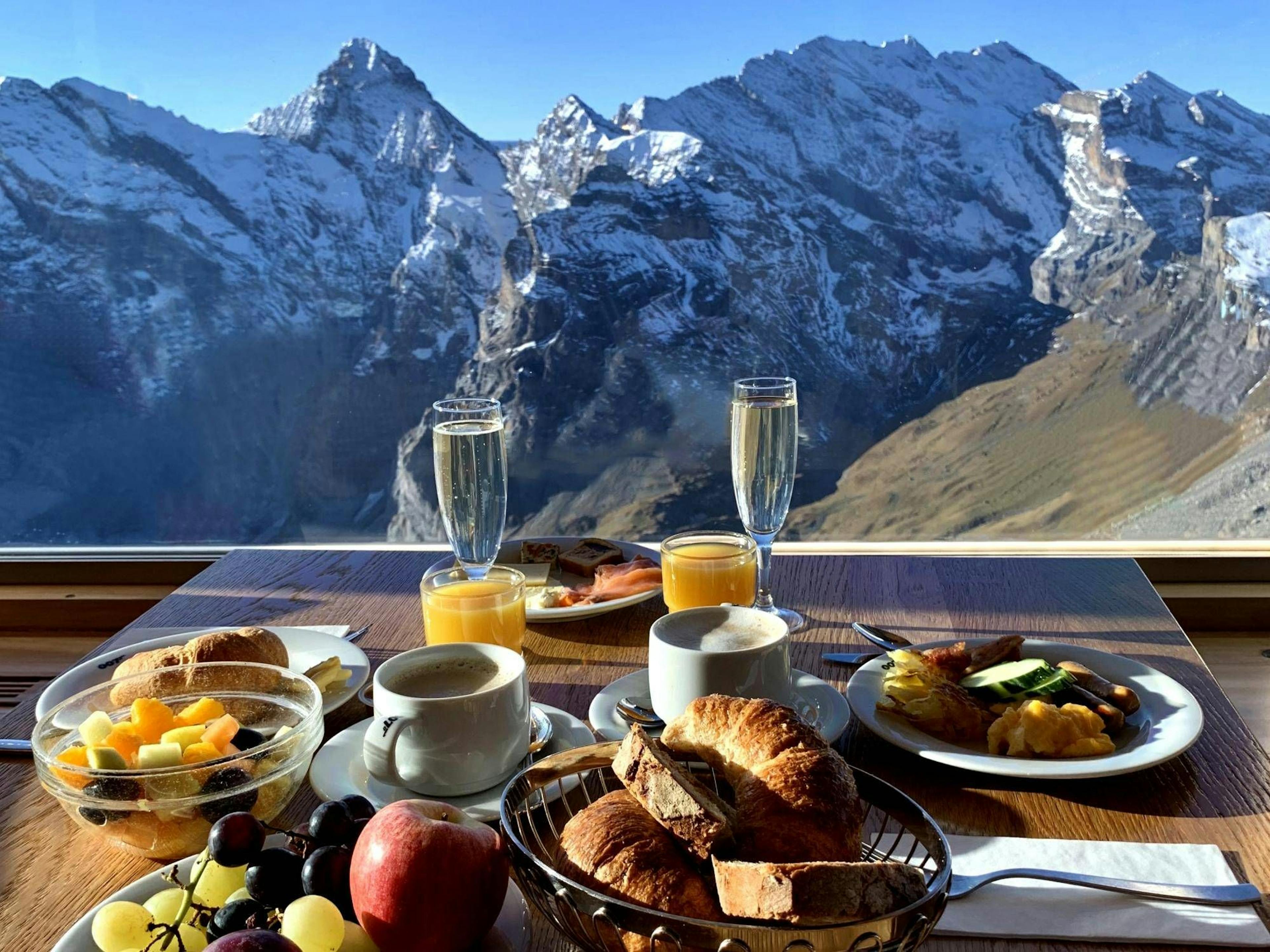Brunch Schilthorn con vista sulle montagne, cibi e bevande fresche.