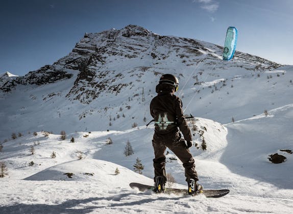 Snowkiting al Passo del Simplon nel 2023 con neve e paesaggio montano.