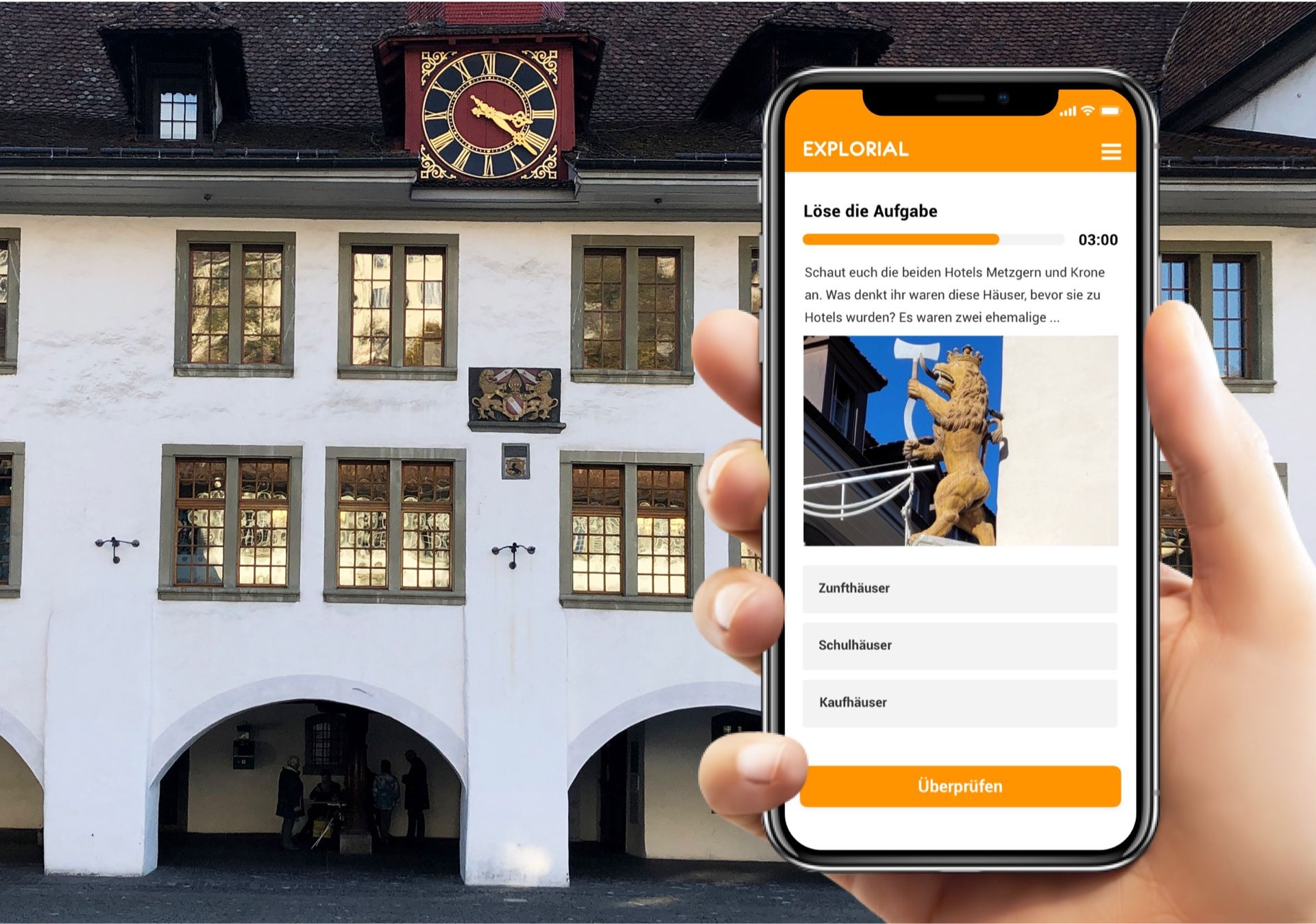 Pokladová hra: Smartphone ukazuje úkoly před historickou fasádou ve městě.