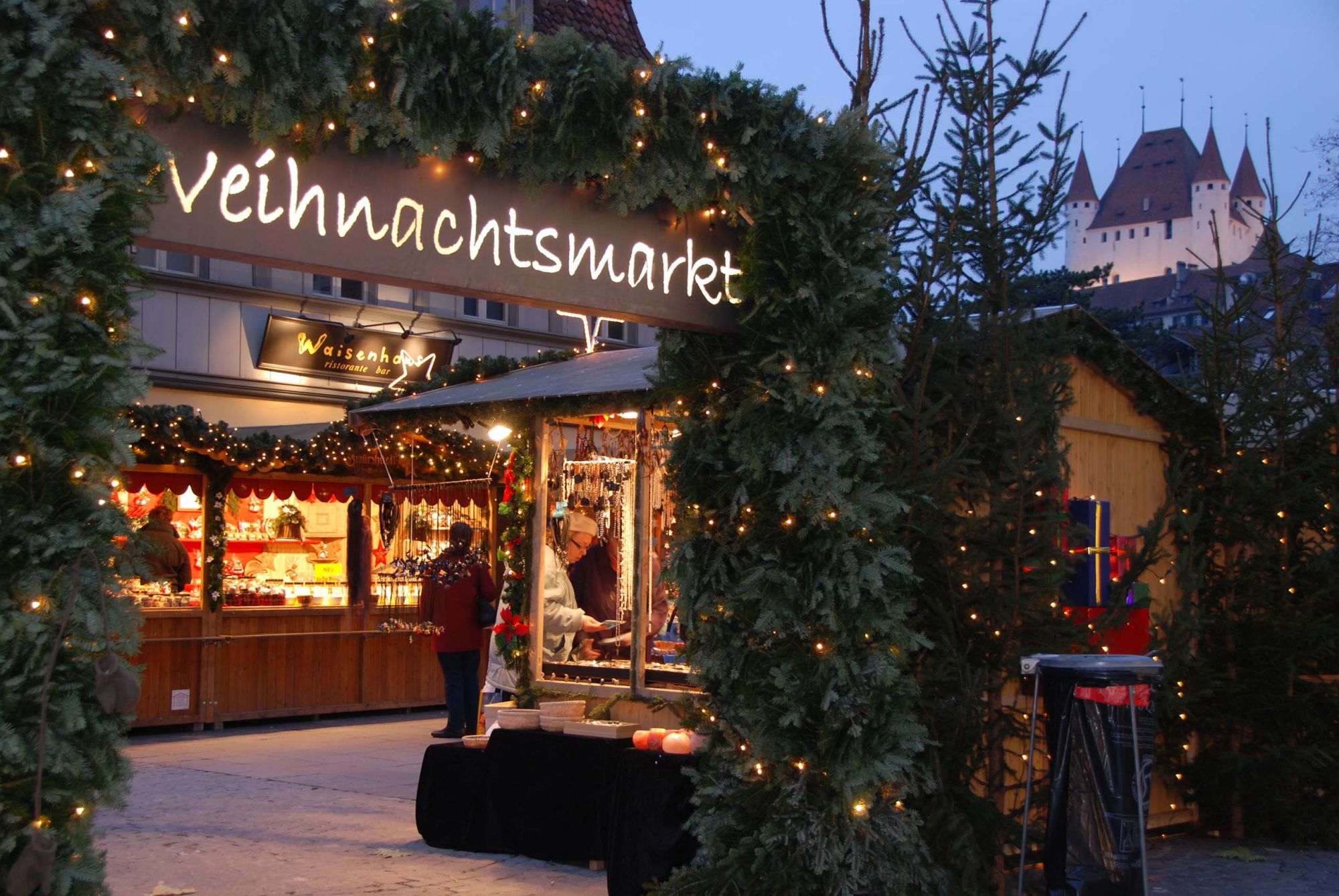Marché de Noël à Thun en hiver avec des stands festifs et un environnement enneigé.