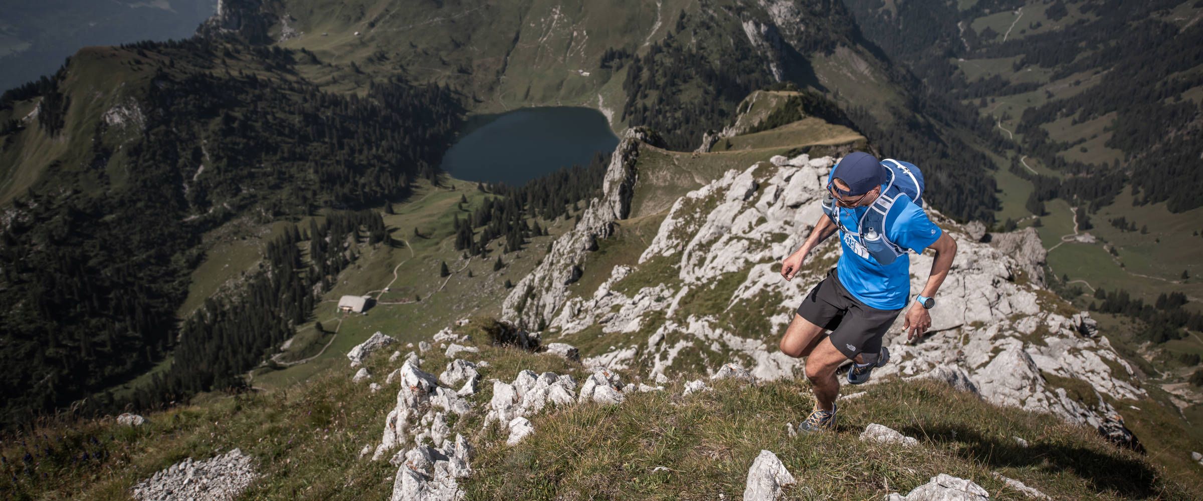 Бег по трейлам: динамичный бег по горам с бегуном и потрясающим видом на озеро.