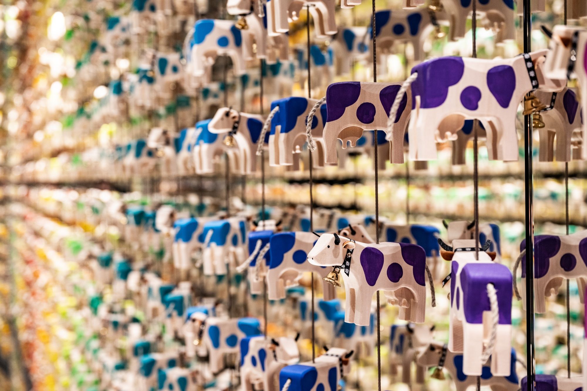 Trauffer Houten Koeien: Kleurige Houten Figuren voor Kinderen en Verzamelaars, ideaal voor Kunstliefhebbers.