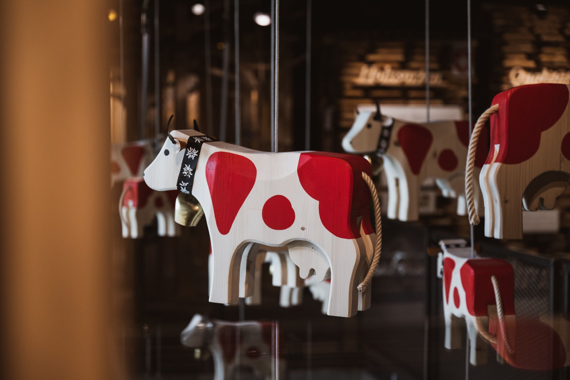 Trauffer Houten Koeien: Kunst uit hout, traditioneel vakmanschap en creatieve vormgeving in een levendige expositieruimte.