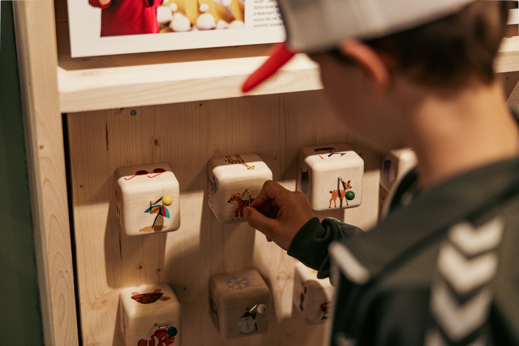 Trauffer Ervaringswereld: Kind dat speelt met interactieve houten spellen, veel plezier en creativiteit.