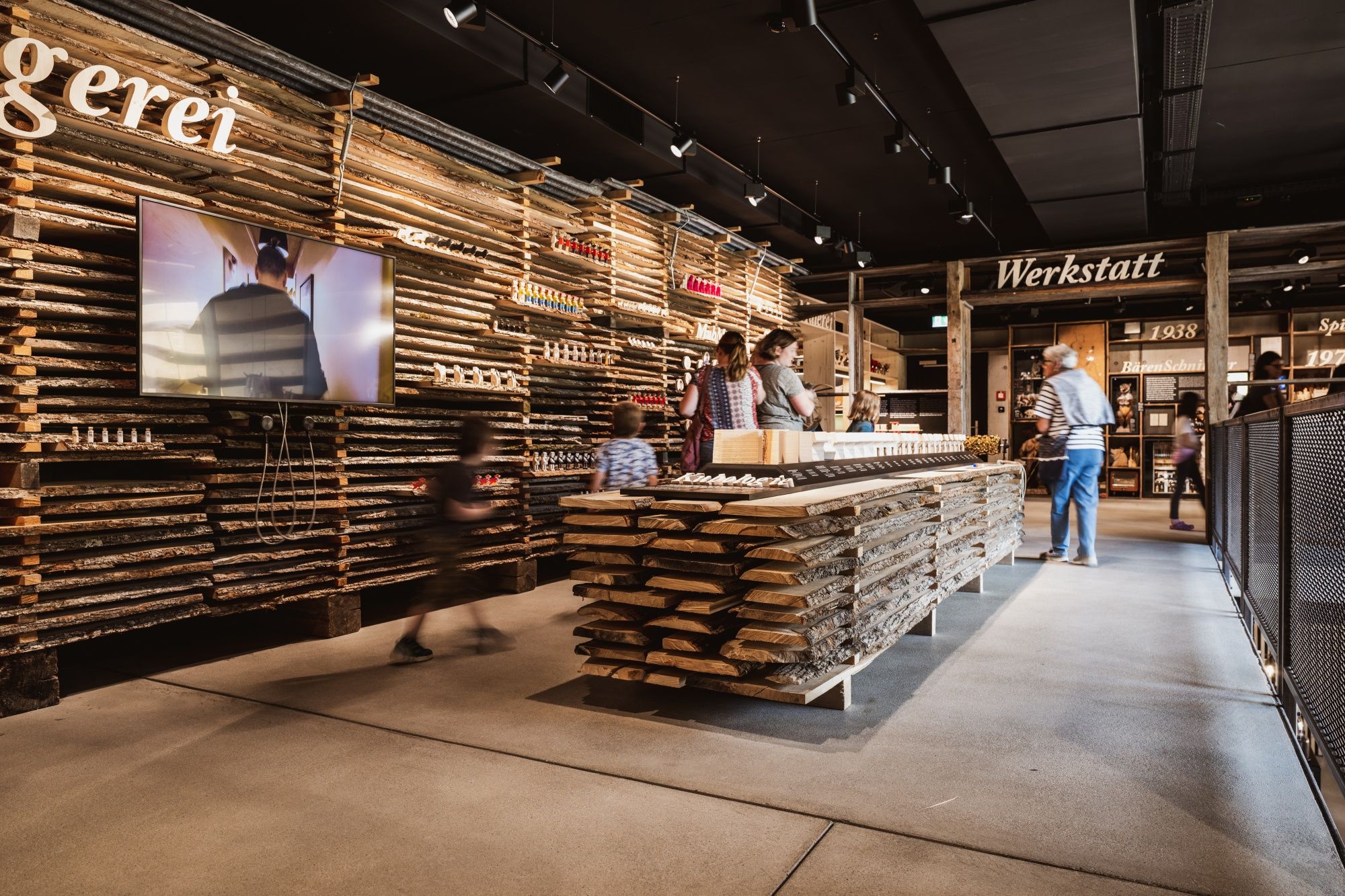 Trauffer Erlebniswereld: spannende werkplaatsbezoek met kinderen en creativiteit in de natuur.