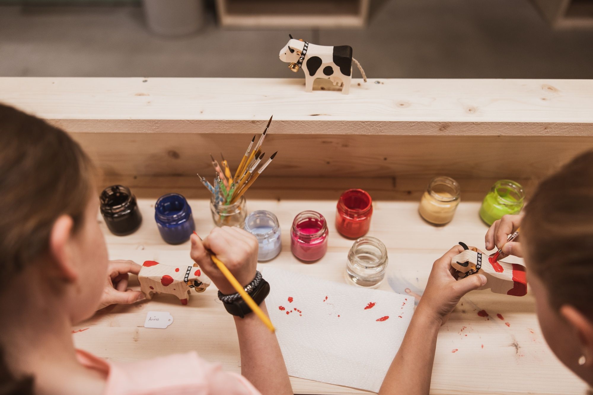 Trauffer Belevingswereld: Kinderen schilderen creatief koefiguren met kleuren.