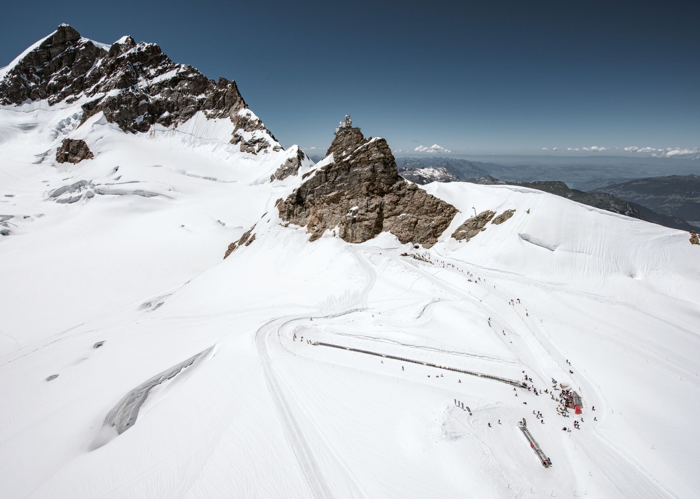 Jungfraujoch: paesaggio invernale mozzafiato con montagne innevate e attività all'aperto.