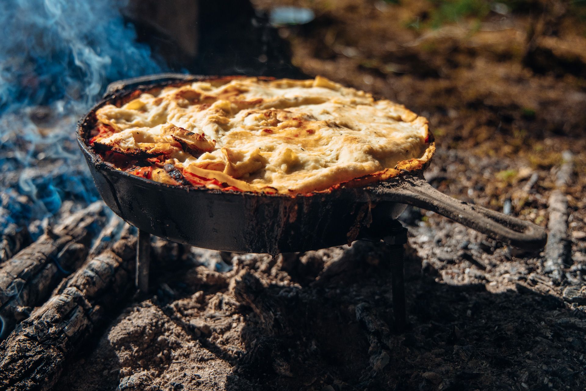 Dapur Api: Lihat bagaimana kamu memasak di luar ruangan dengan bahan segar dan menikmati pengalaman rasa yang unik.