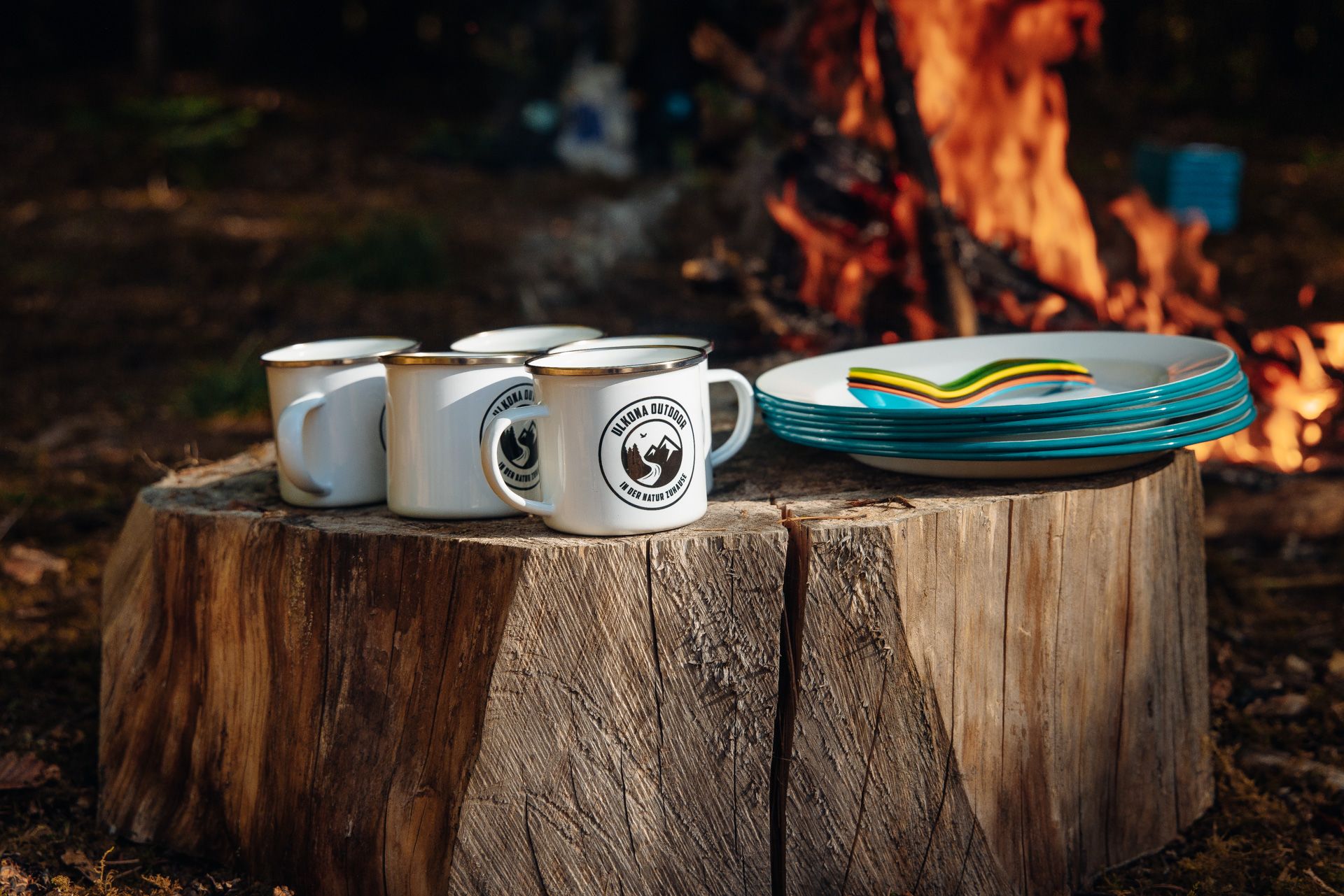 火炉厨房：在篝火旁用杯子和餐具舒适地烹饪。