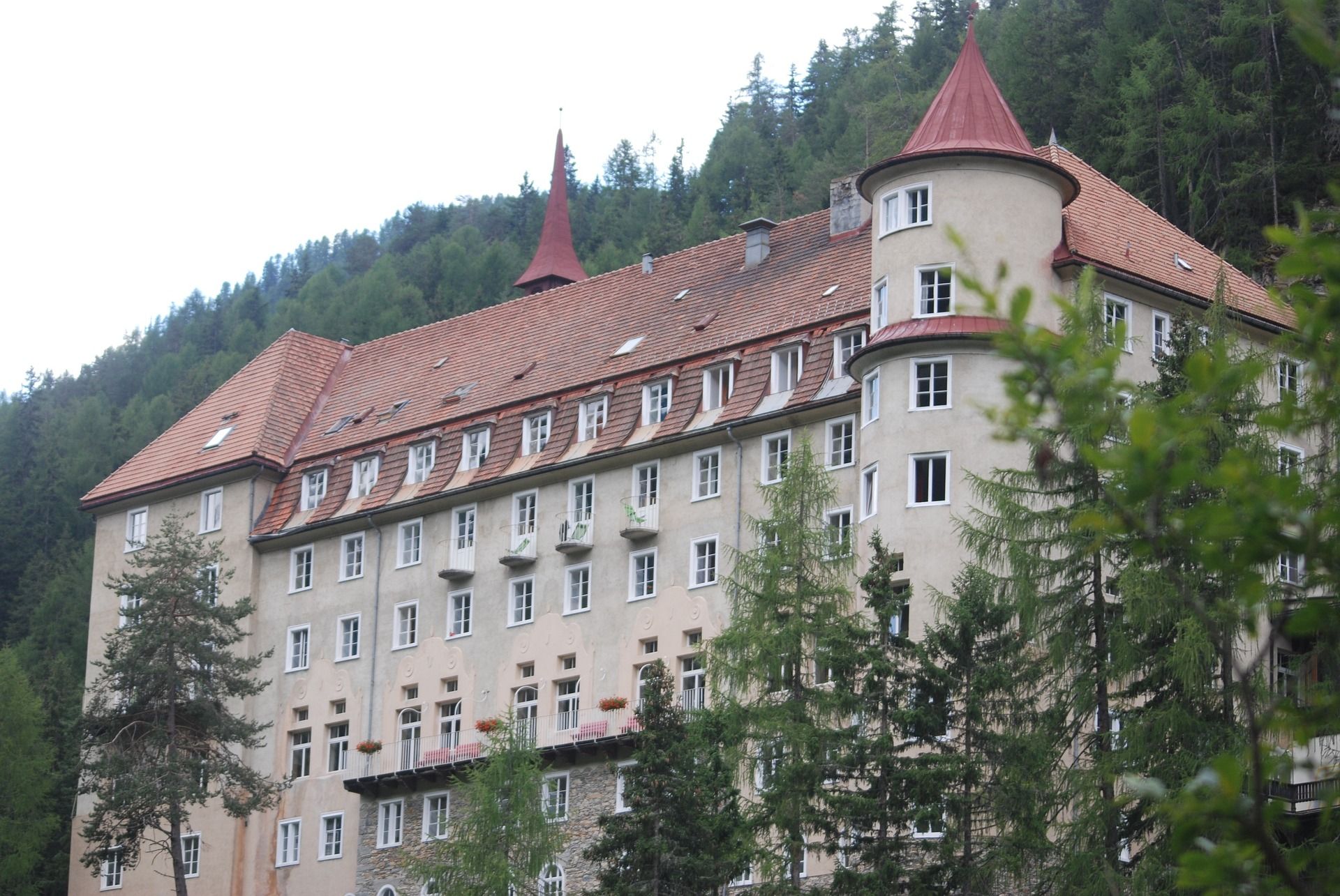 Val Sinestra: imponerende hotel omgivet af bjerge og skove i naturen.