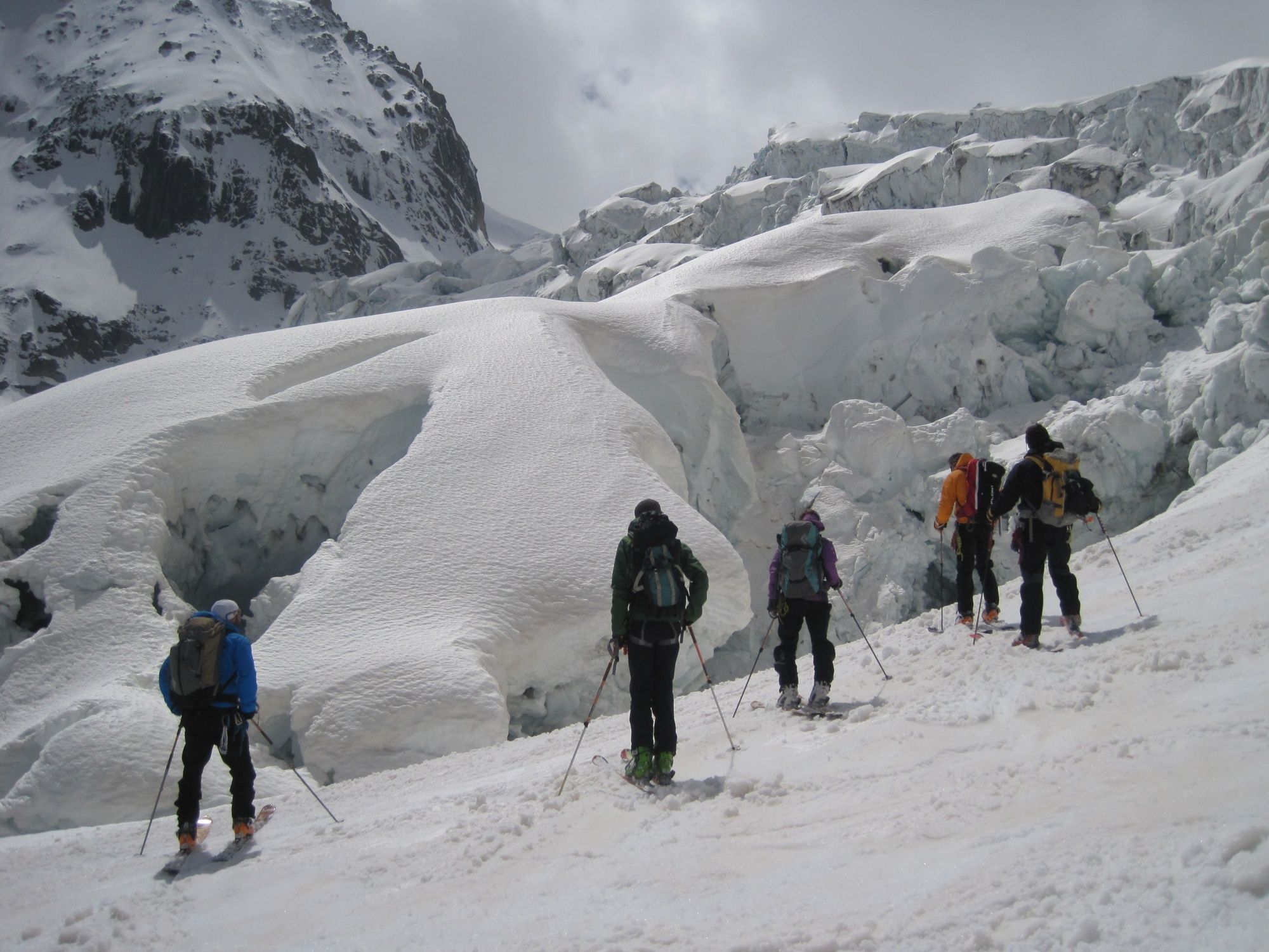 Chamonix mit Mer de Glace und Aiguille du Midi, Wanderer auf Schnee