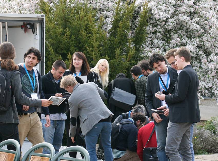 Escape Game Mission Impossible mostra i partecipanti di fronte a una sfida all'aperto con alberi in fiore.