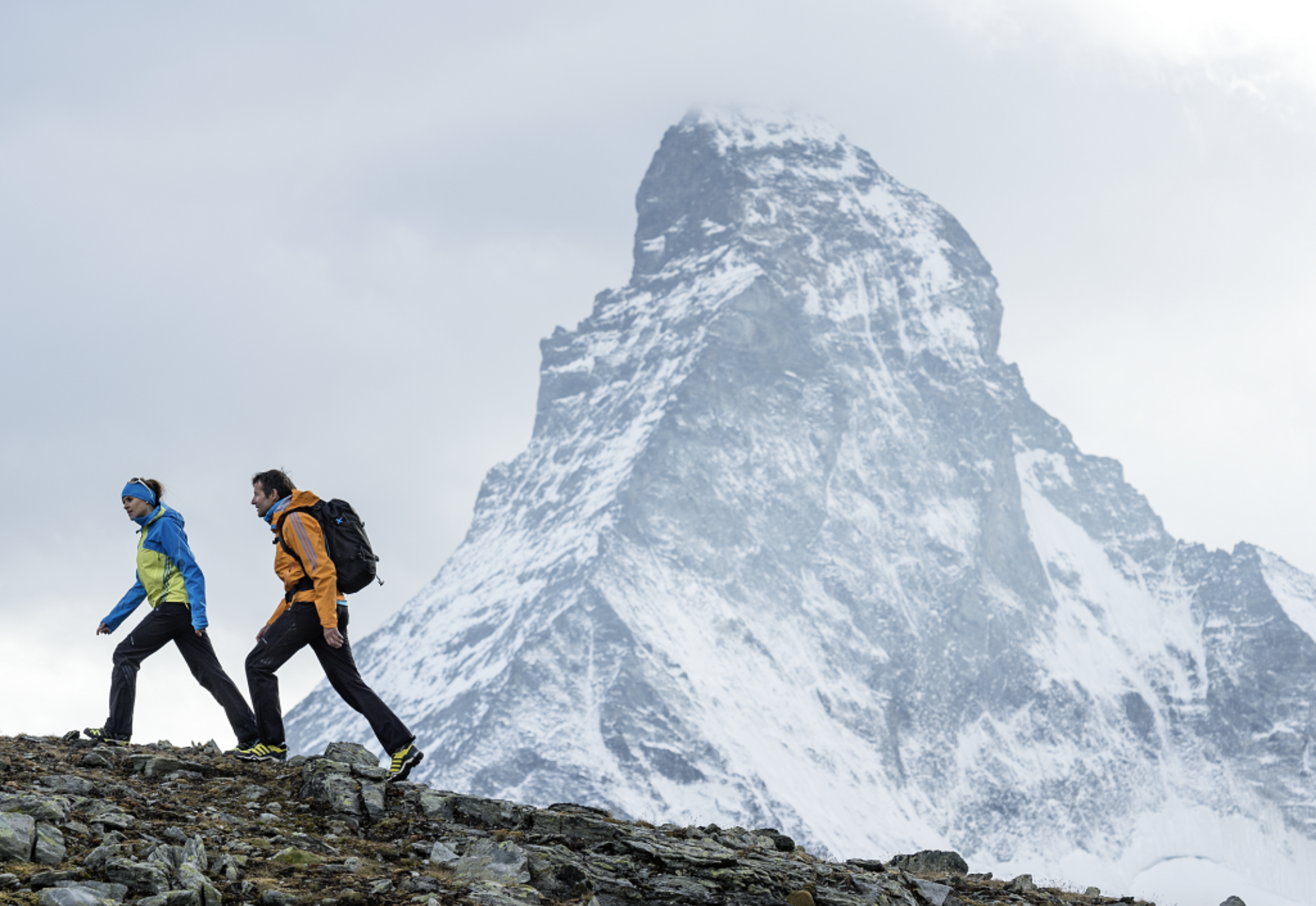 在失落的山谷中徒步旅行的马特洪峰