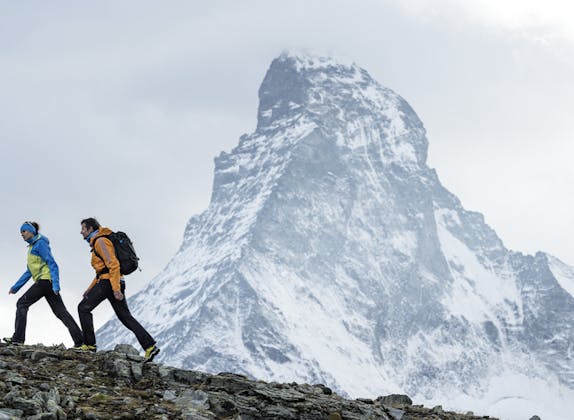 Wanderer beim Wandern am Matterhorn in Zermatt