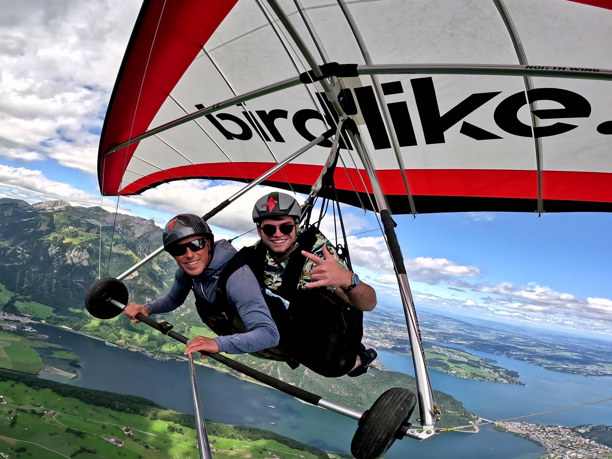 デルタフライ: 二人のパイロットが美しい風景や壮大な山々の上を飛ぶ体験をします。