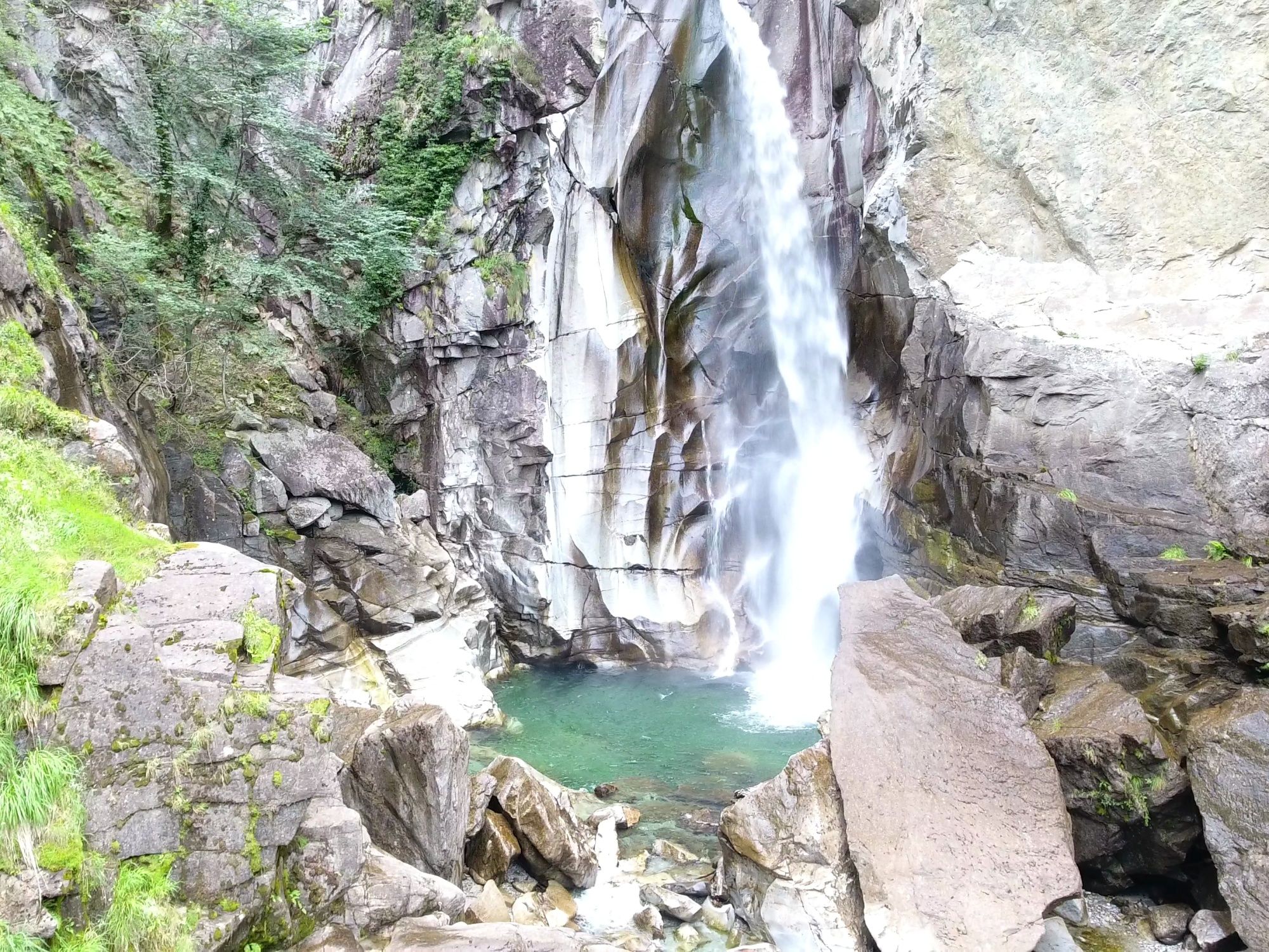 เฮลิคอปเตอร์แคนยอนนิ่ง: สนุกกับการผจญภัยในธรรมชาติที่น้ำตกที่น่าทึ่ง