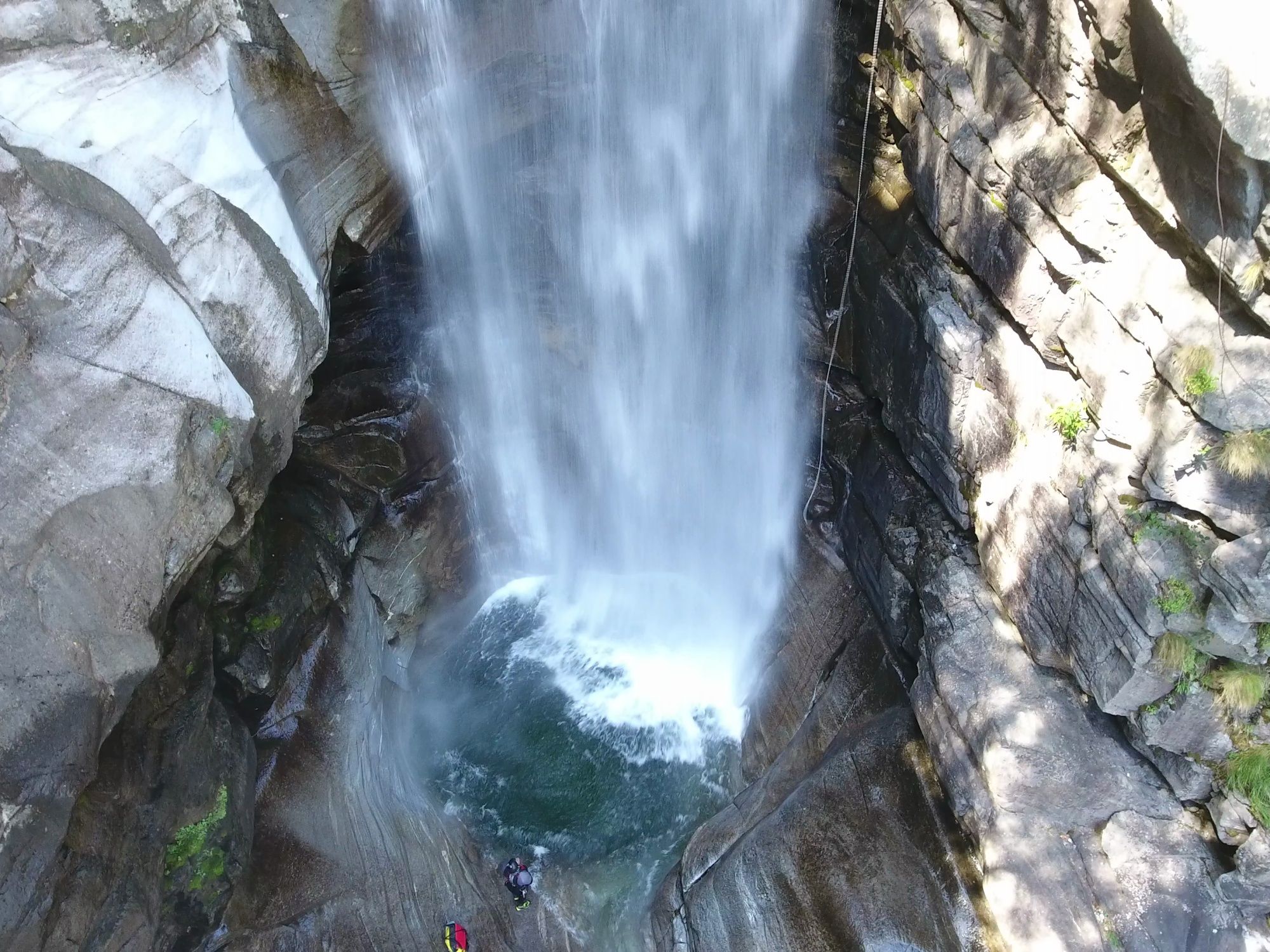 เฮลิคอปเตอร์แคนยอนนิ่ง: สัมผัสการแคนยอนนิ่งที่ตื่นเต้นในธรรมชาติที่น่าตื่นตาตื่นใจพร้อมน้ำตกและหน้าผา.