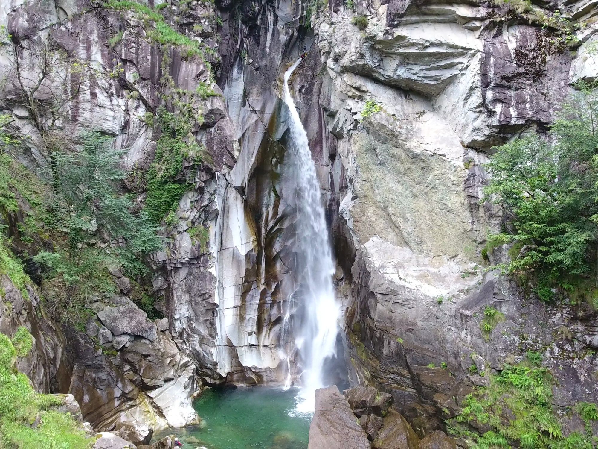 เฮลิคอปเตอร์แคนยอนนิ่งในธรรมชาติ: หุบเขาที่สวยงามพร้อมน้ำตกในฤดูร้อน