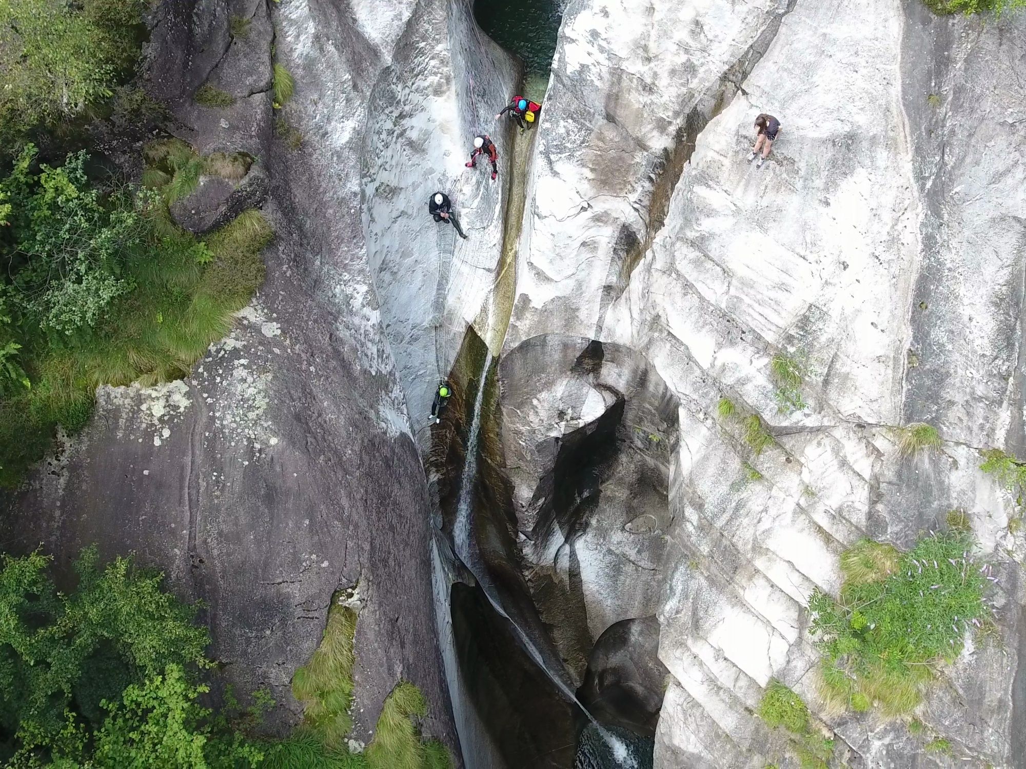เฮลิคอปเตอร์แคนยอนนิ่ง: สัมผัสผาสูงตระหง่านและการผจญภัยที่น่าตื่นเต้นท่ามกลางธรรมชาติ.