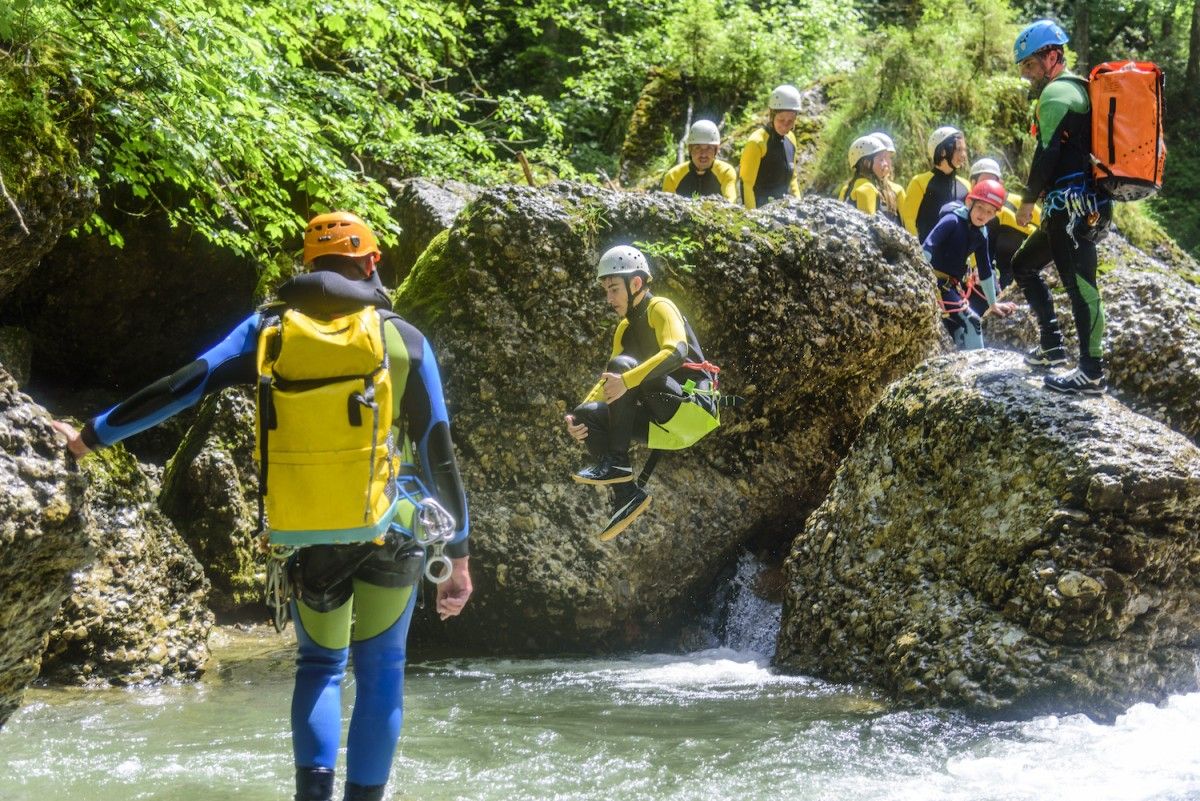 Canyoning di sungai untuk kumpulan, pengembaraan alam semula jadi bersama Swissraft - Aktiviti musim panas.