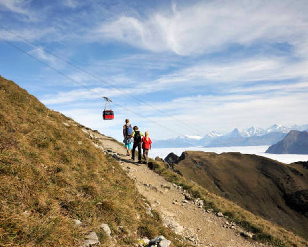 Поход на гору Стокхорн в Швейцарии с видом на горы и канатной дорогой летом.