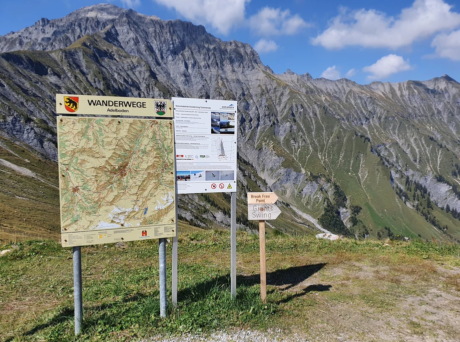 Sentieri escursionistici Tschentenalp con tabella panoramica e paesaggio montano
