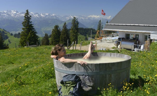 Pemandian Susu di Alpen Chäserenholz dengan pemandangan gunung