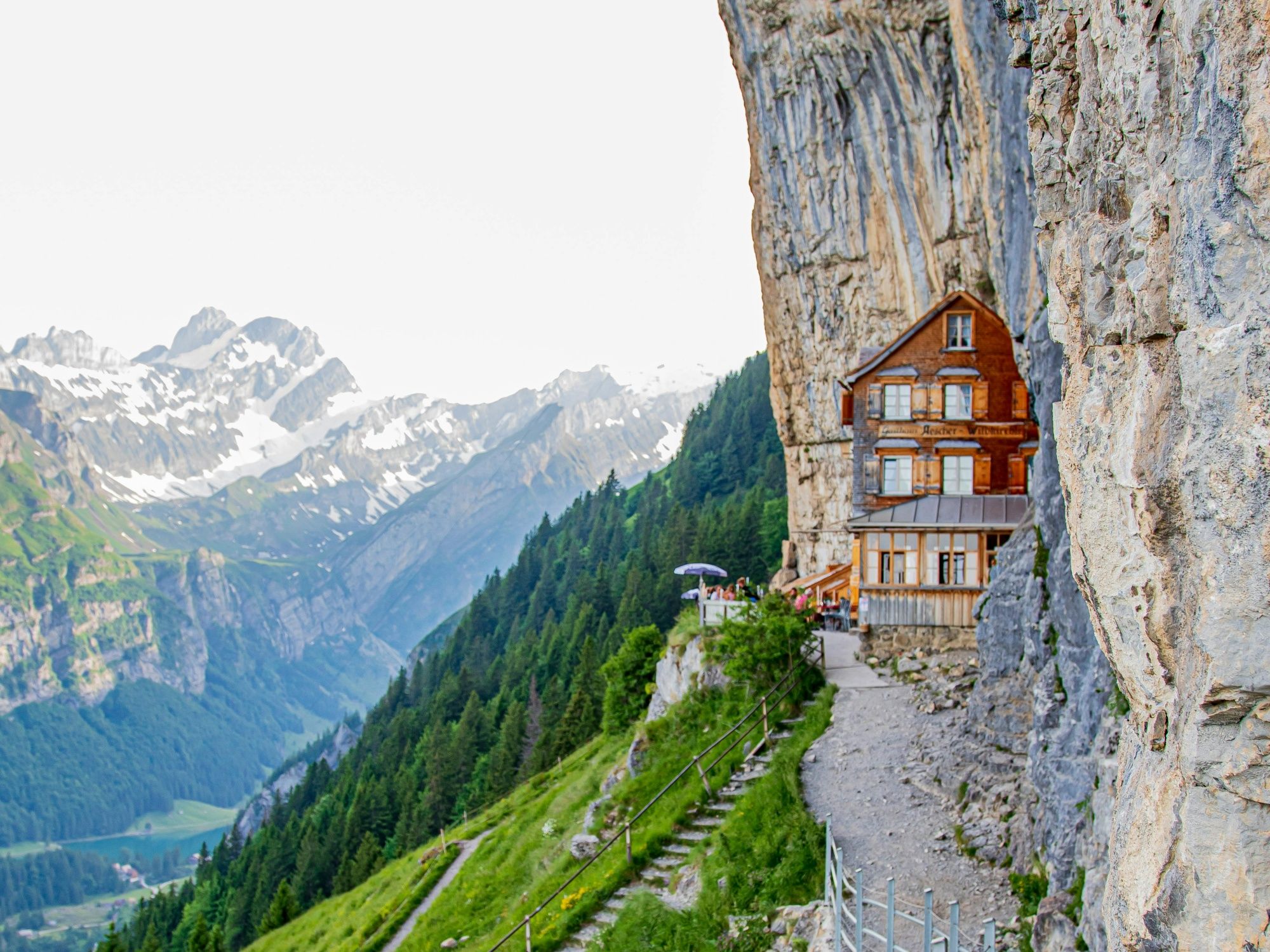Bjerg: idyllisk træhus i de schweiziske alper med udsigt over bjergene. Sommer, natur, vandreture.