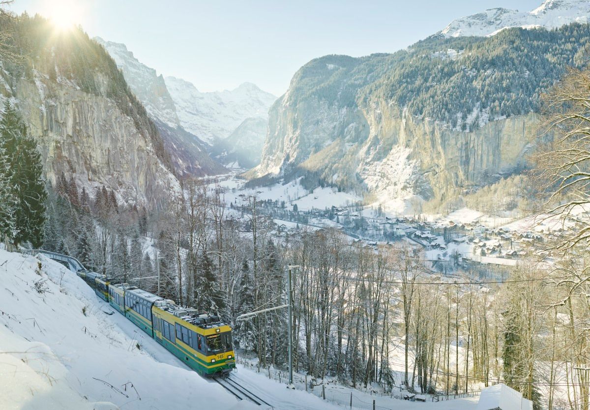 Wengernalpbahn: Esplora il paesaggio invernale e le montagne innevate nella valle di Lauterbrunnen.
