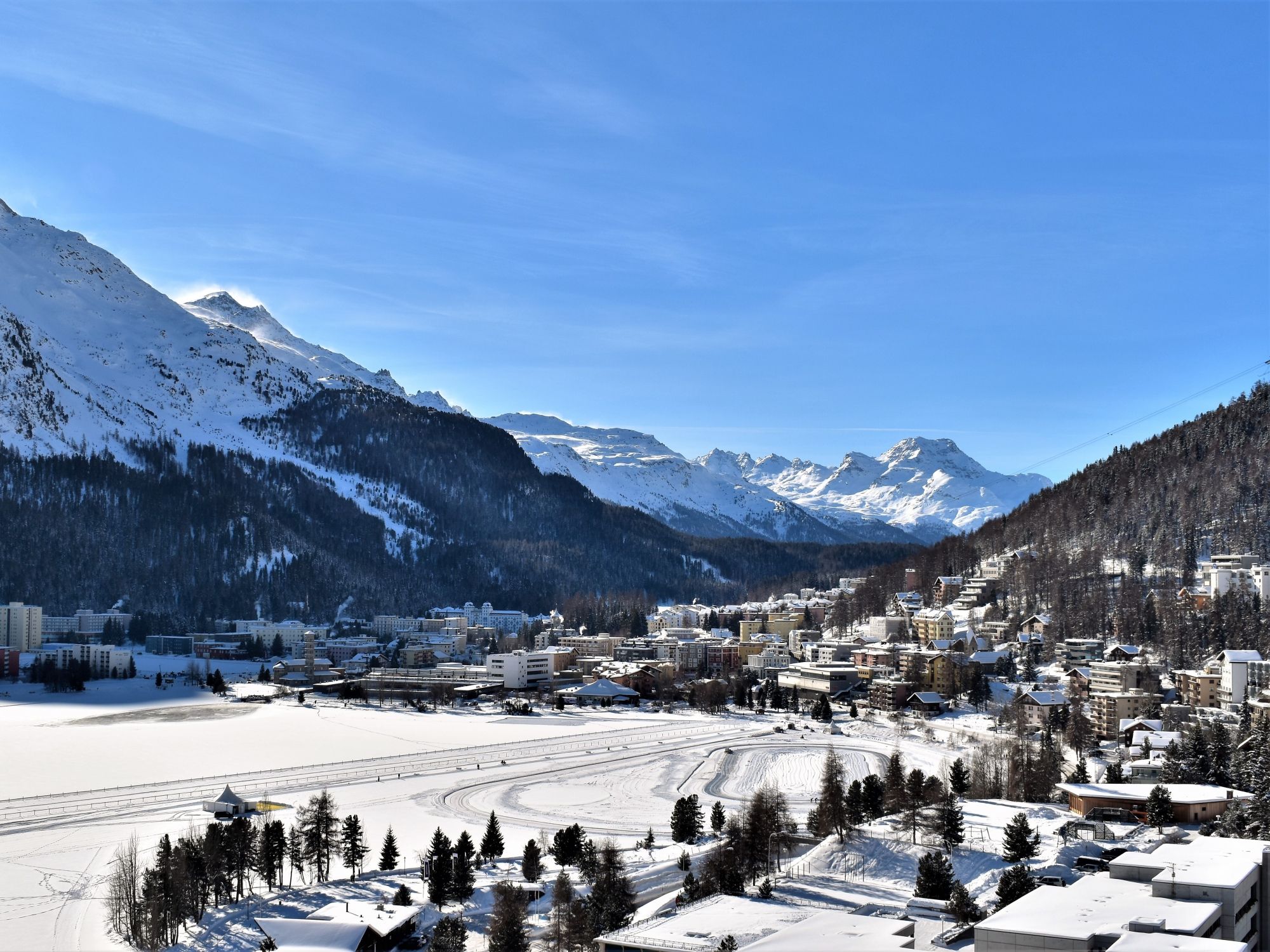圣莫里茨的冬季徒步旅行，雪景中的导游团体
