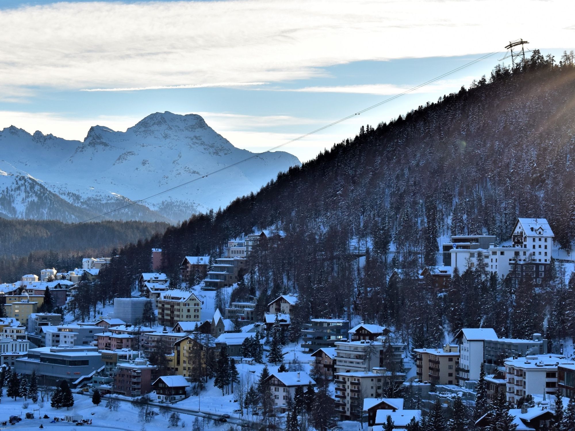 冬季的恩嘉丁：被雪覆盖的山脉和房屋在如画的背景中。