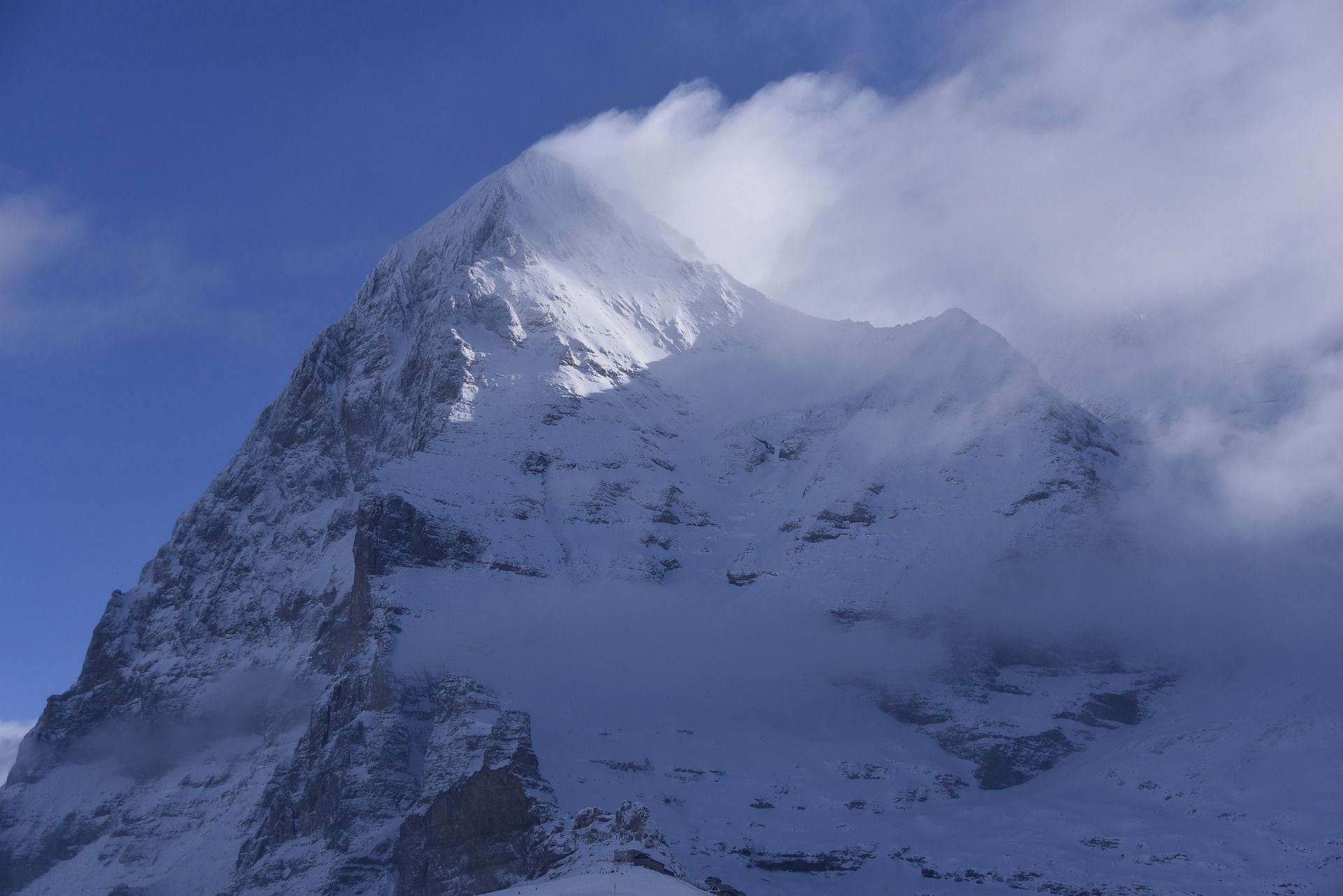 Paredão Norte do Eiger com neve e nuvens em primeiro plano