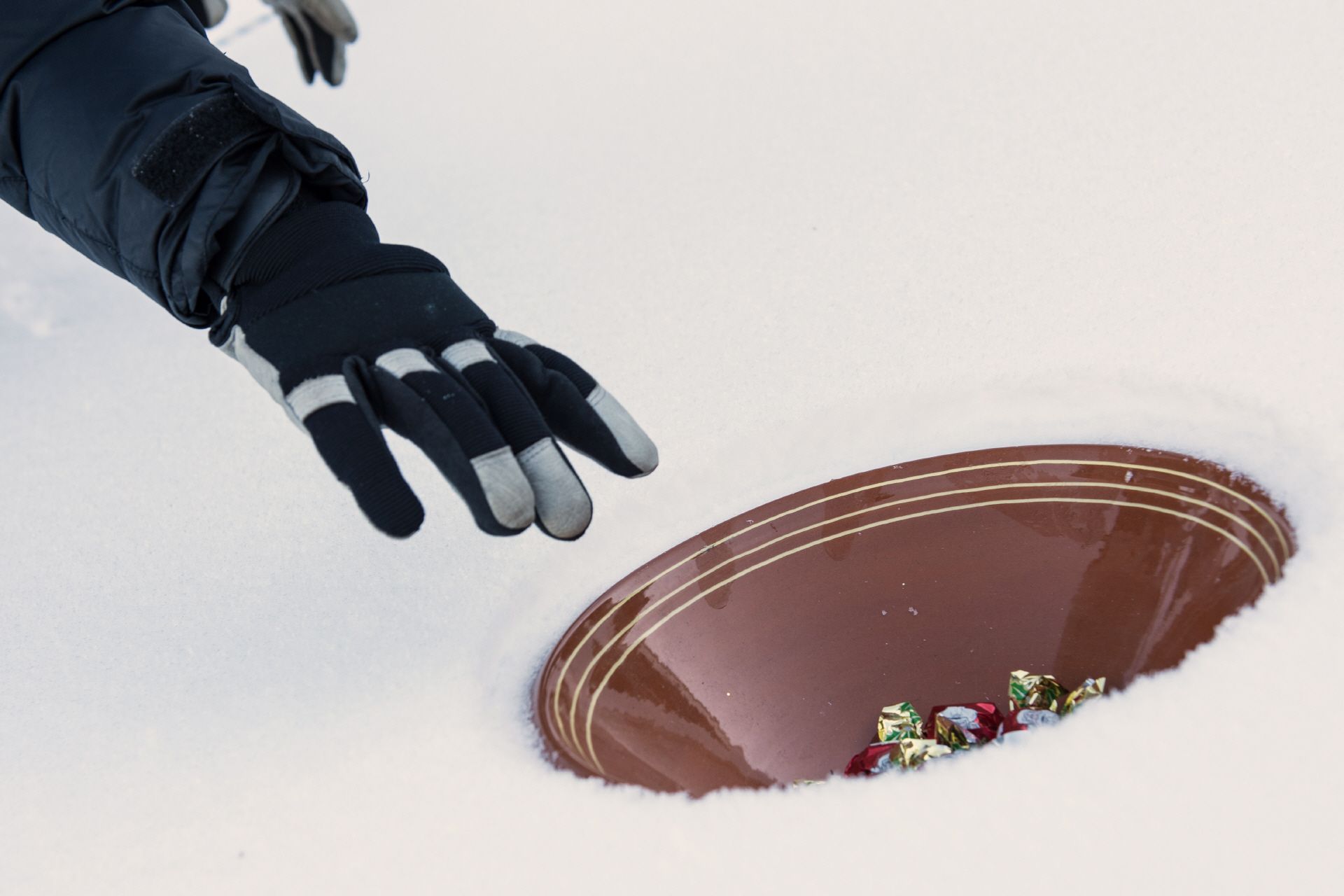 Χειμερινά Ολυμπιακά Αγωνίσματα: Το χέρι απλώνεται προς αντικείμενα στο χιόνι