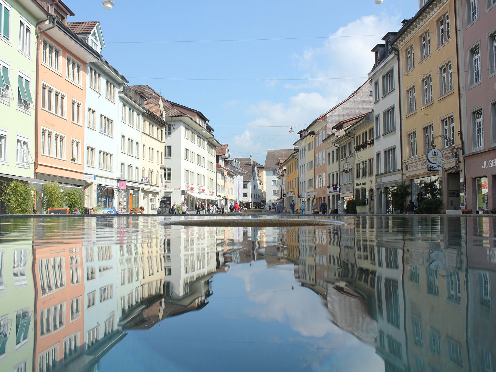 Winterthur: bellissimo panorama urbano con edifici riflettenti e cielo sereno