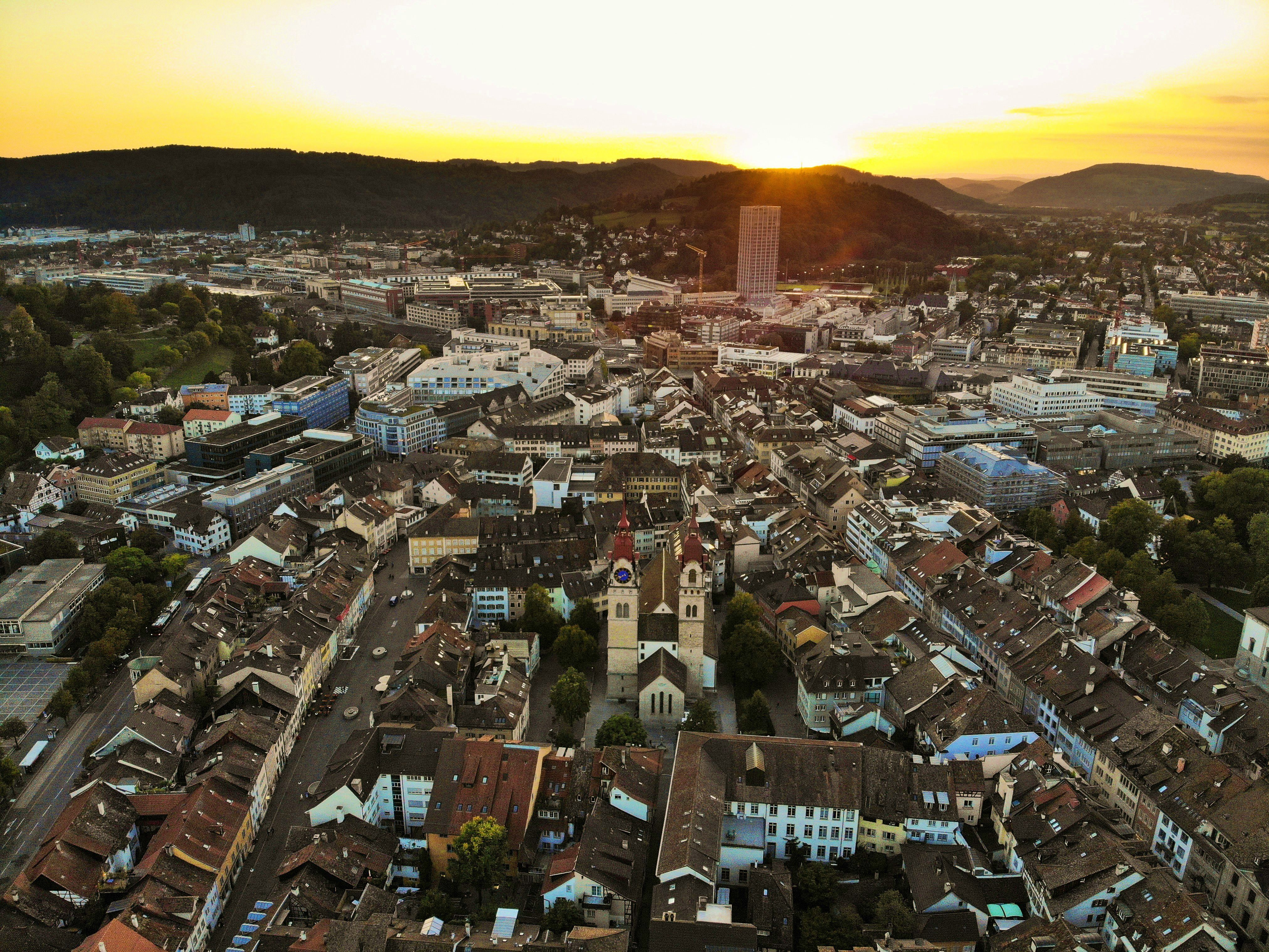 Winterthur: vista sulla città vecchia con tramonto e bei palazzi, architettura versatile