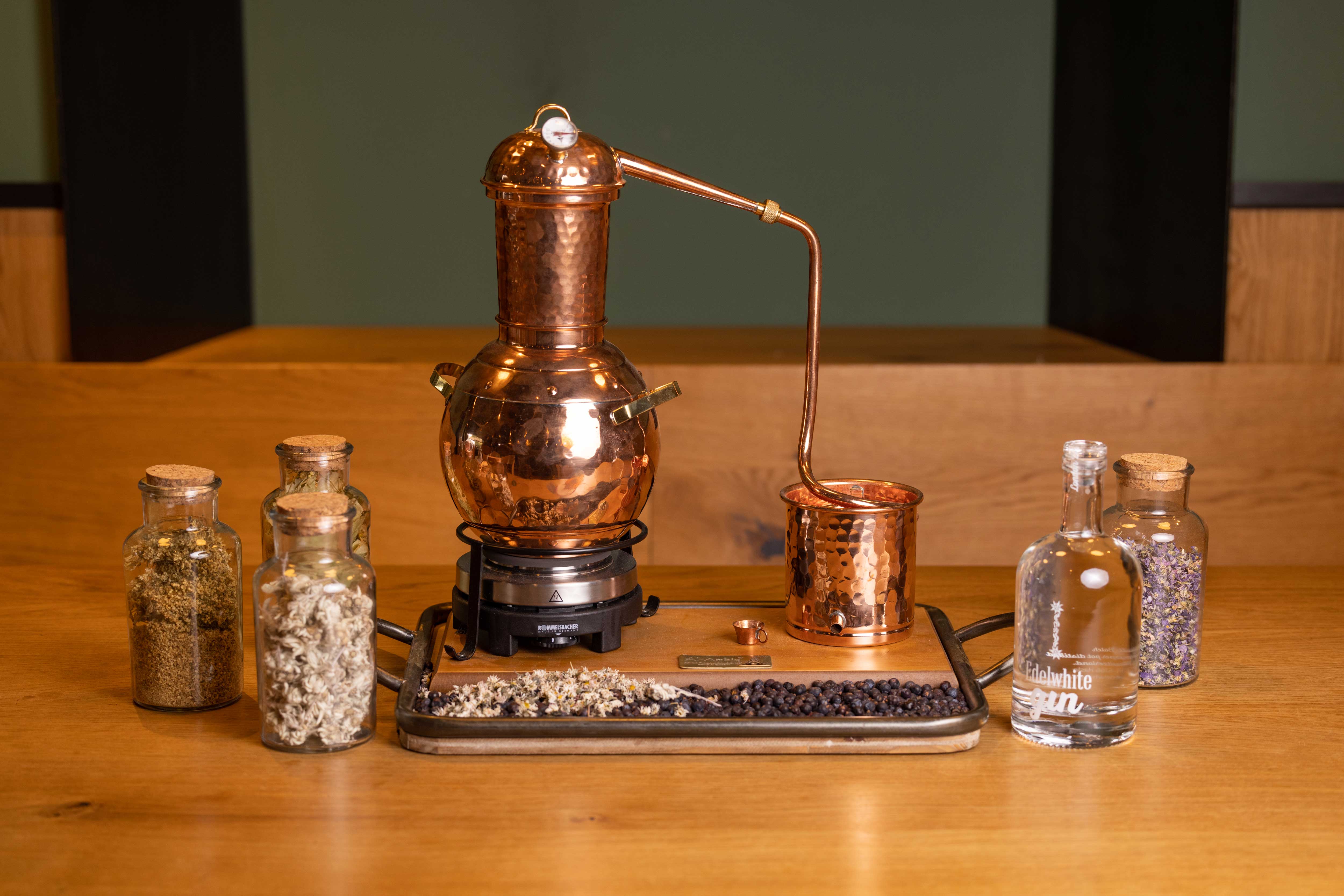 Taller de Gin: Descubre el arte de la destilación de gin con hierbas y aromas.