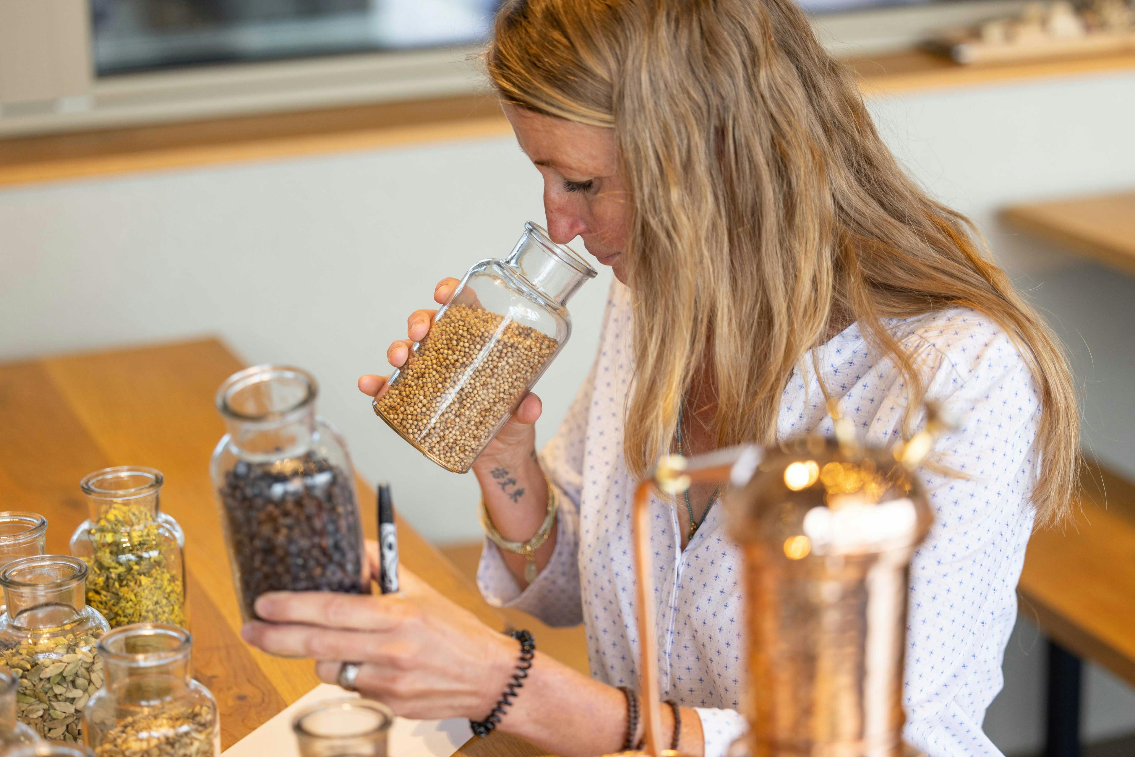 Workshop de Gin: Experimente a arte da destilação de gin com várias ervas na Alemanha.